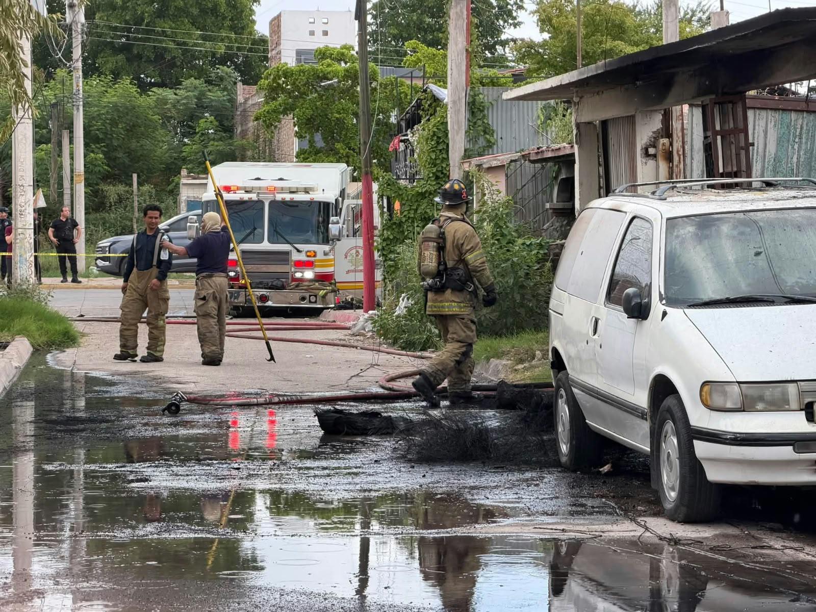 $!Incendio en almacén de llantas moviliza a cuerpos de emergencia en Los Mochis
