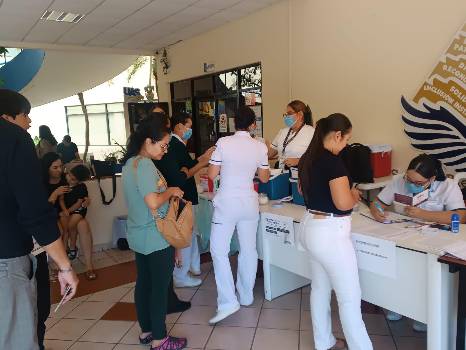 $!Registra Macrocentro de la UAS moderada asistencia en el segundo día de la jornada de vacunación contra el sarampión