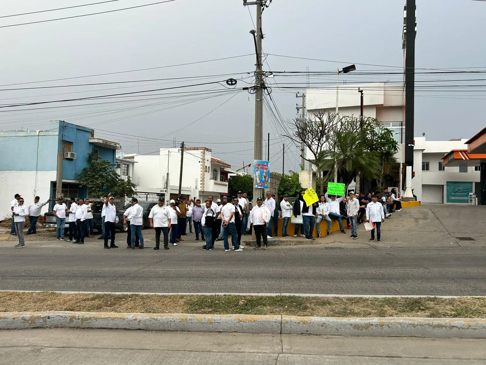 $!UAS coloca pancartas en apoyo a Sheinbaum durante visita a Culiacán