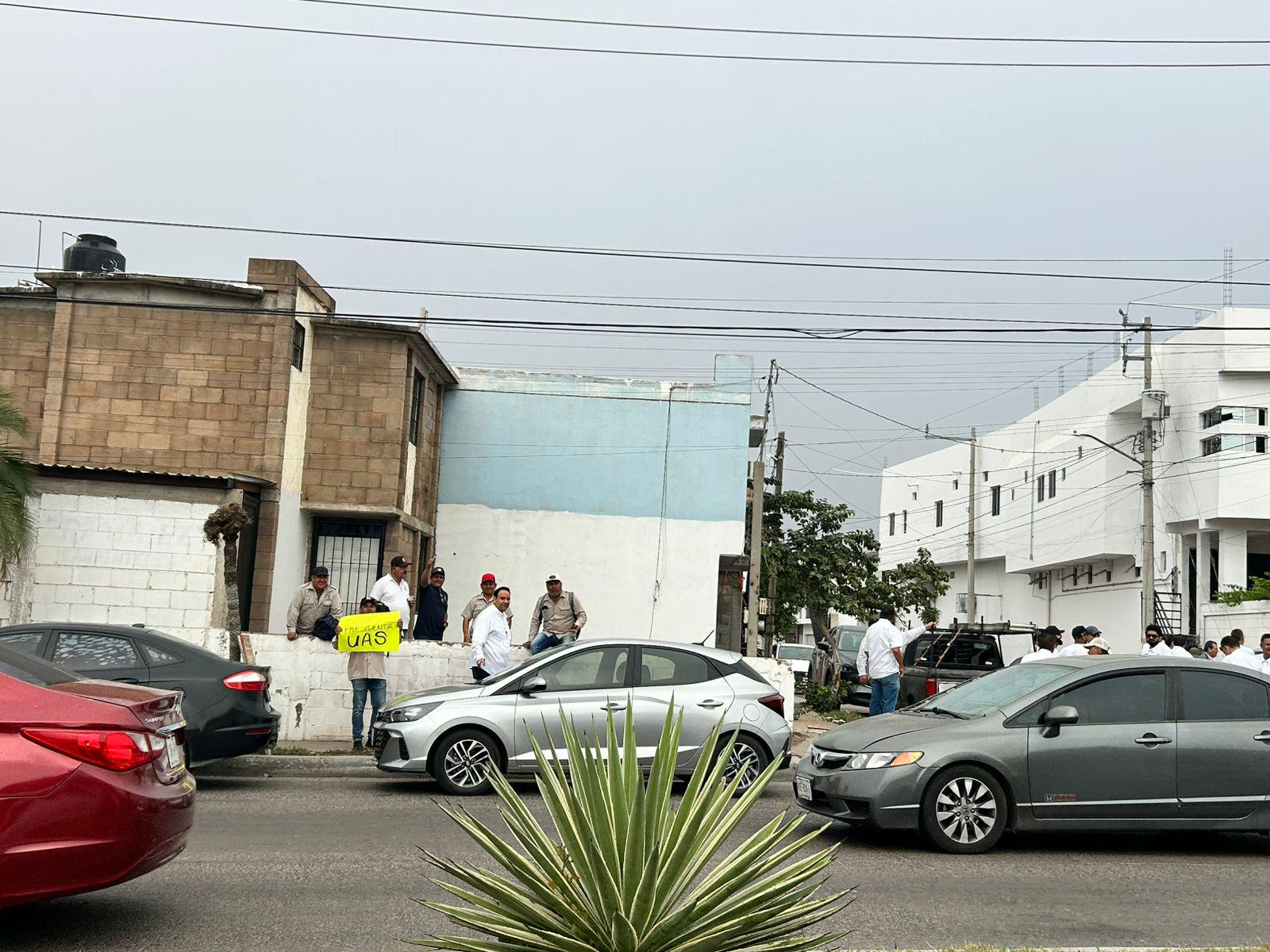 $!UAS coloca pancartas en apoyo a Sheinbaum durante visita a Culiacán