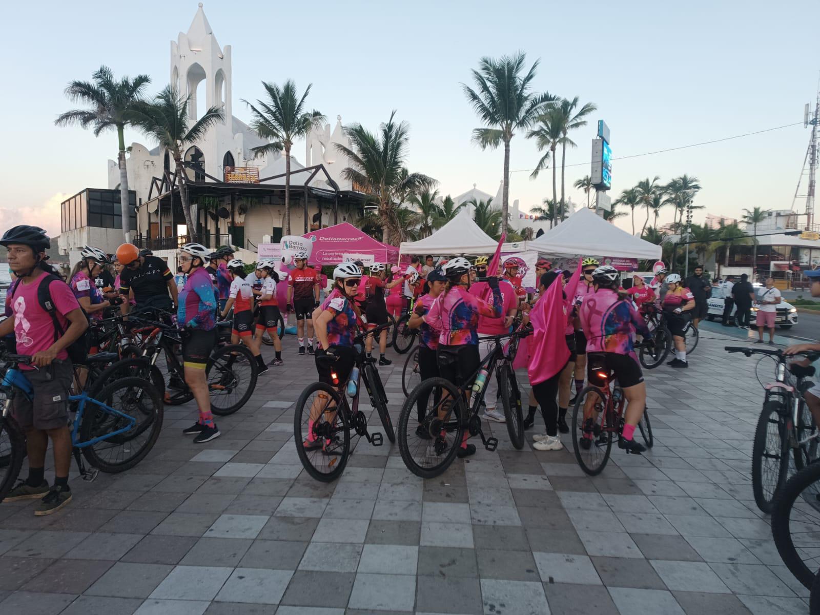 $!Ciclistas se unen en la ‘Rodada en Rosa Reto Mazatlán’ contra el cáncer de mama