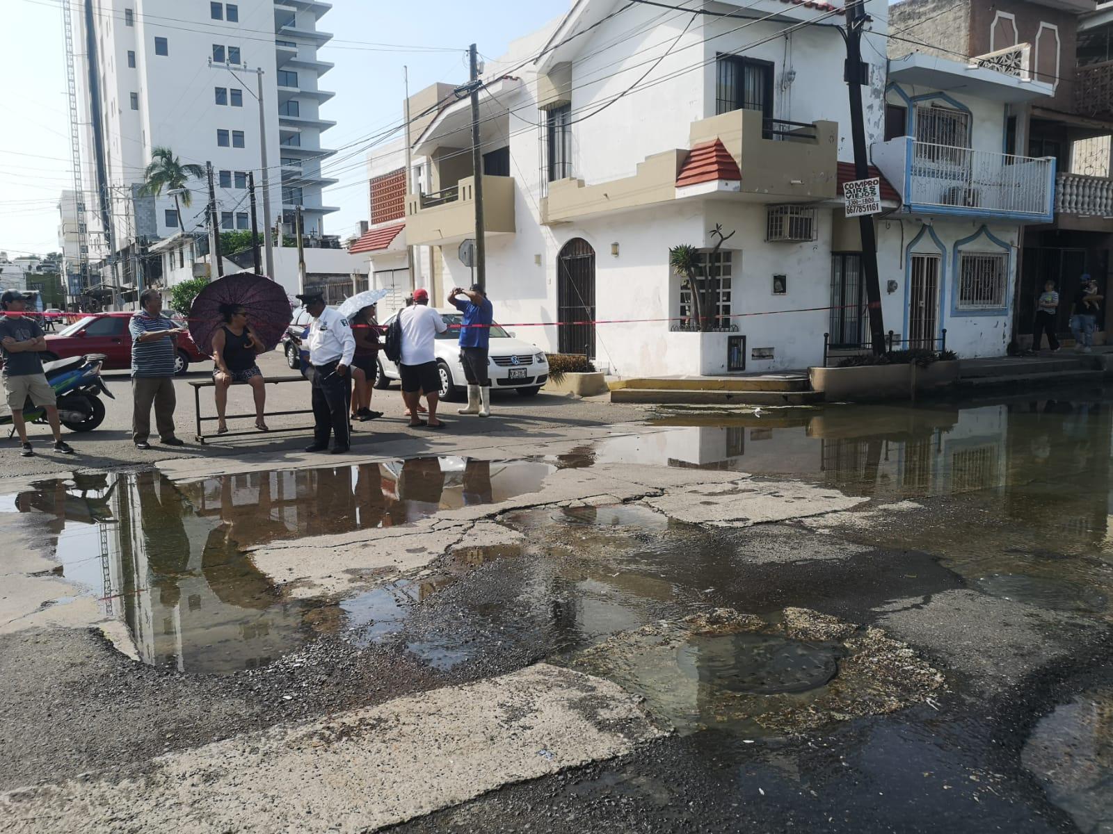 $!Bloquean crucero en el Centro de Mazatlán por baches y fuga de drenaje