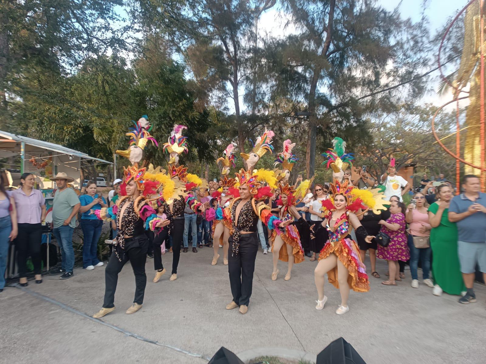 $!‘Recordando el Carnaval’ llena de color y tradición el Parque Central de Mazatlán