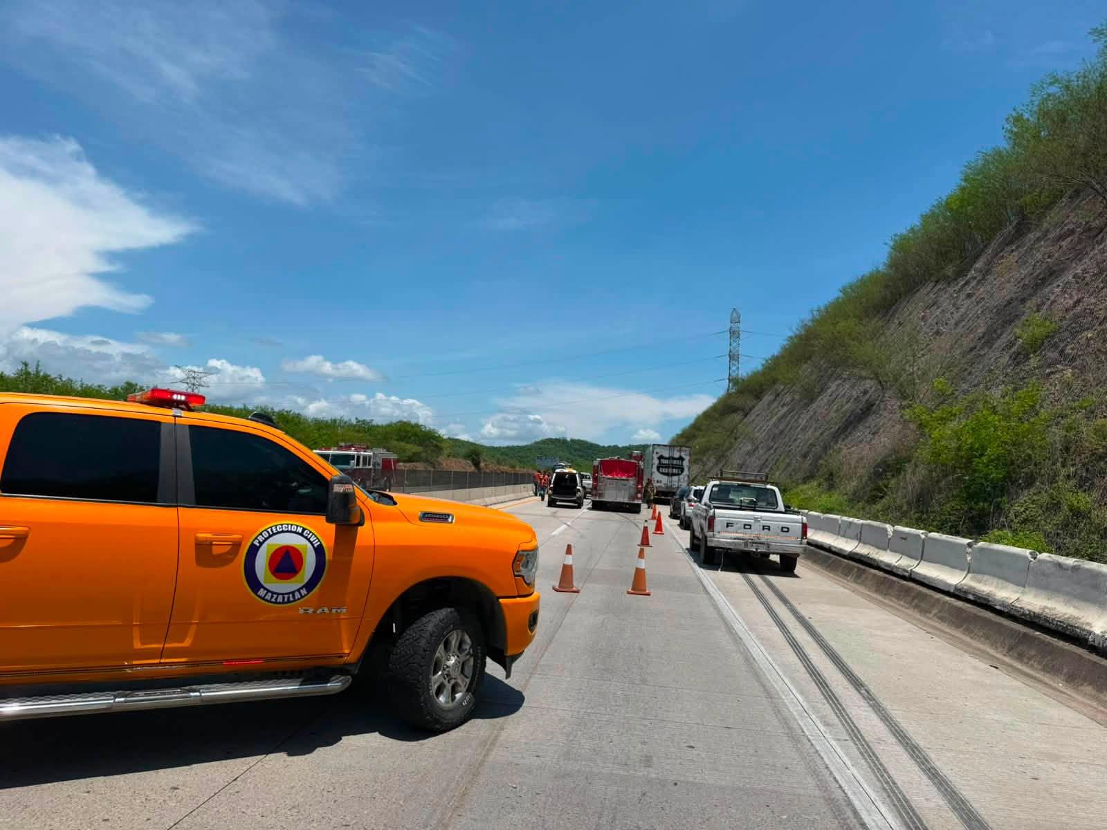 $!Vuelca camioneta repartidora de gas en libramiento Mazatlán-El Vainillo