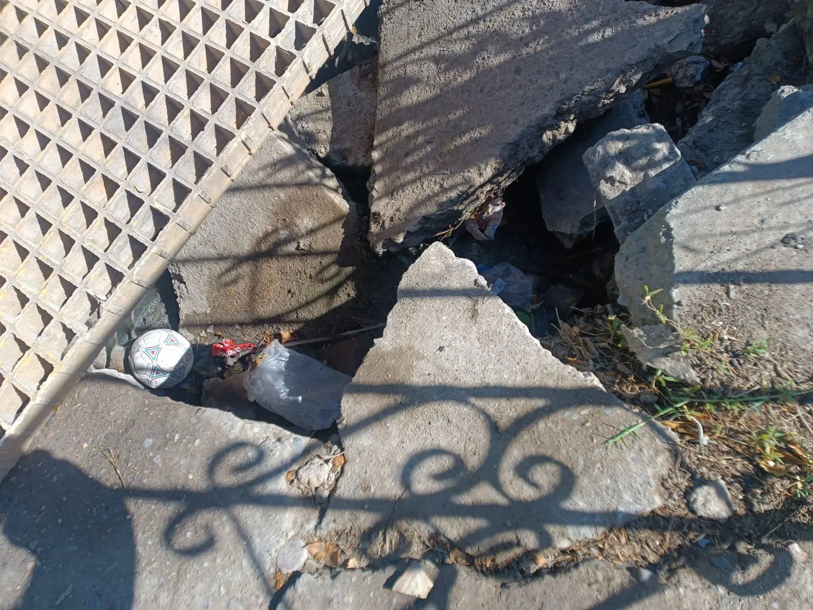 $!Vecinos del Infonavit Jabalíes, en Mazatlán, piden a autoridades atender socavón