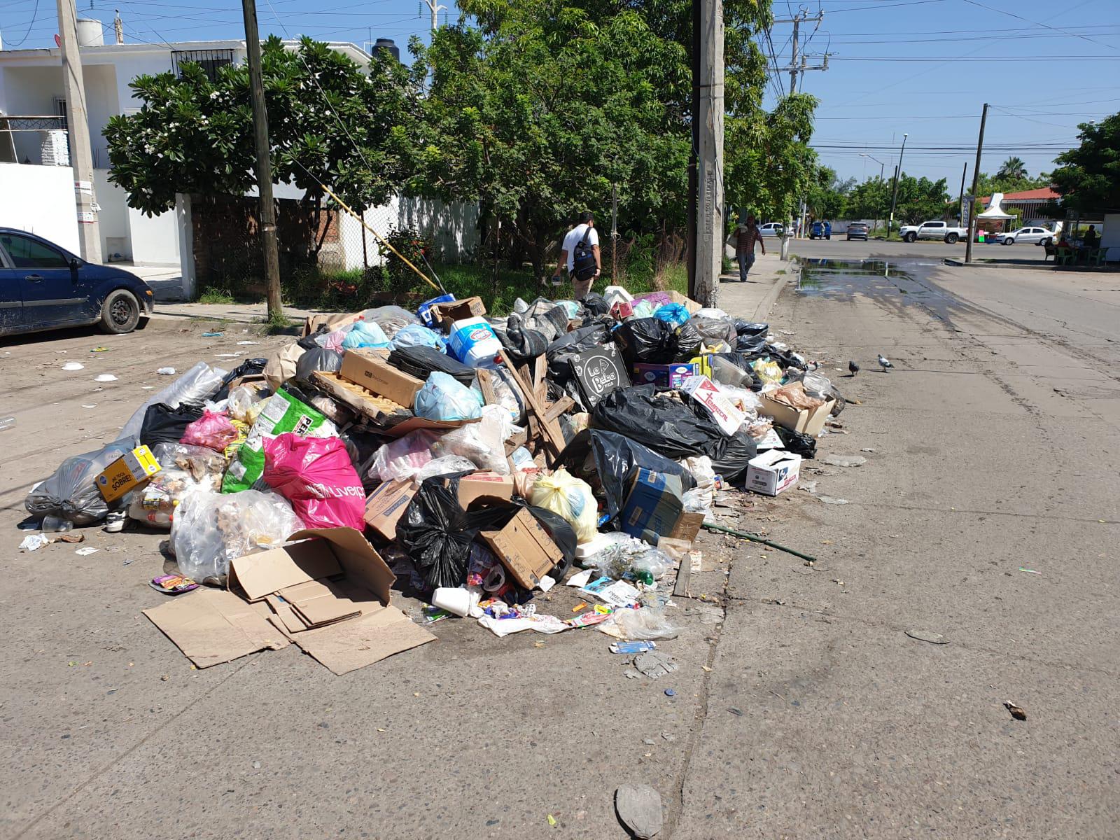 $!Cumple la basura en Mazatlán una semana en las calles y enfurece a colonos la falta de atención de Servicios Públicos Municipales