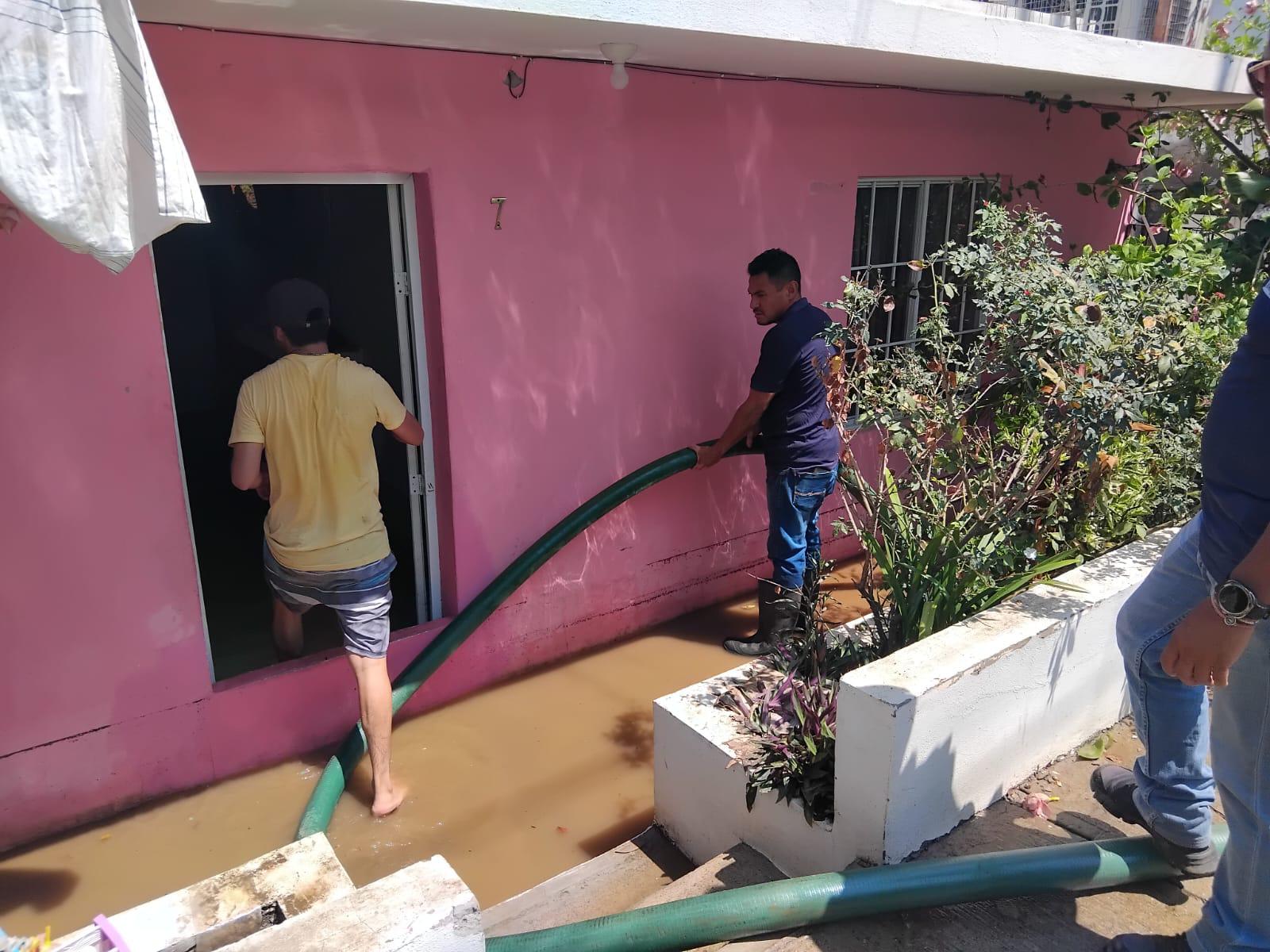 $!Tras las lluvias, vecinos sacan agua de casa inundada y ponen colchones al sol en Urías, en Mazatlán