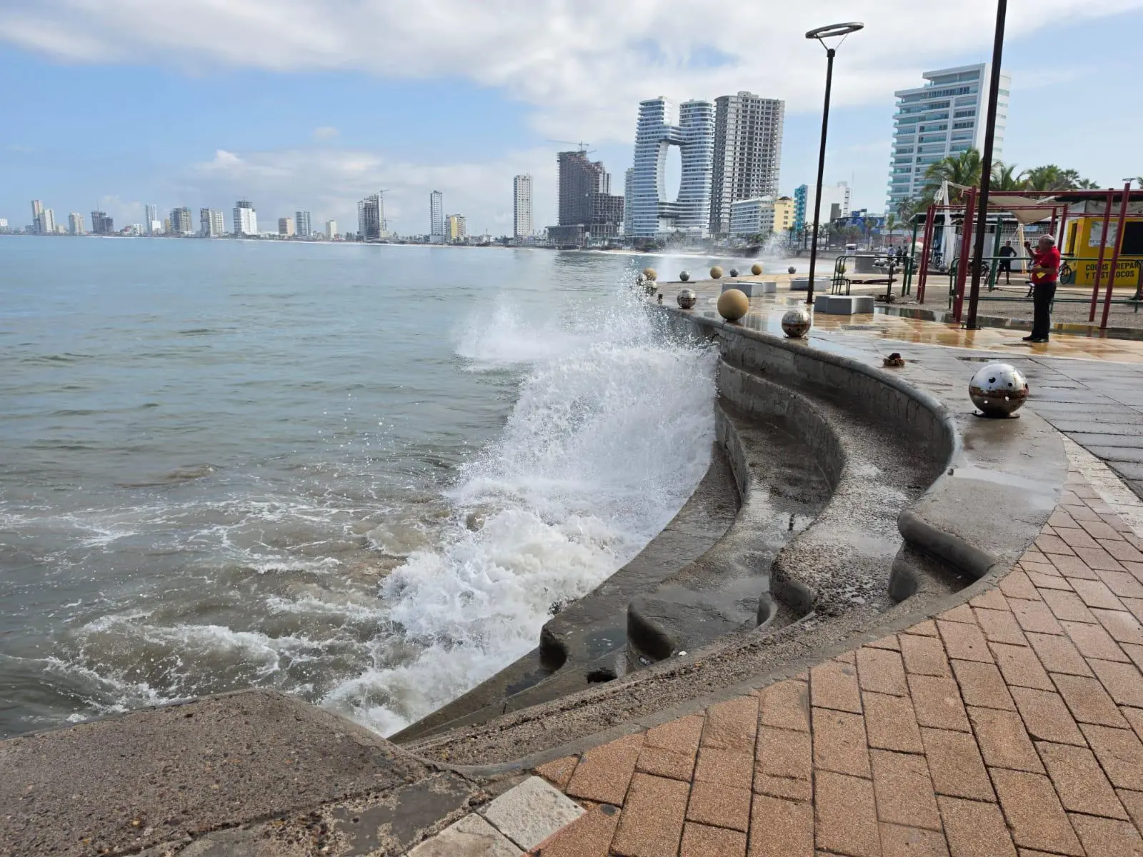 $!Se presenta en Mazatlán este martes mar de fondo con oleaje de 2 a más de 3 metros de altura