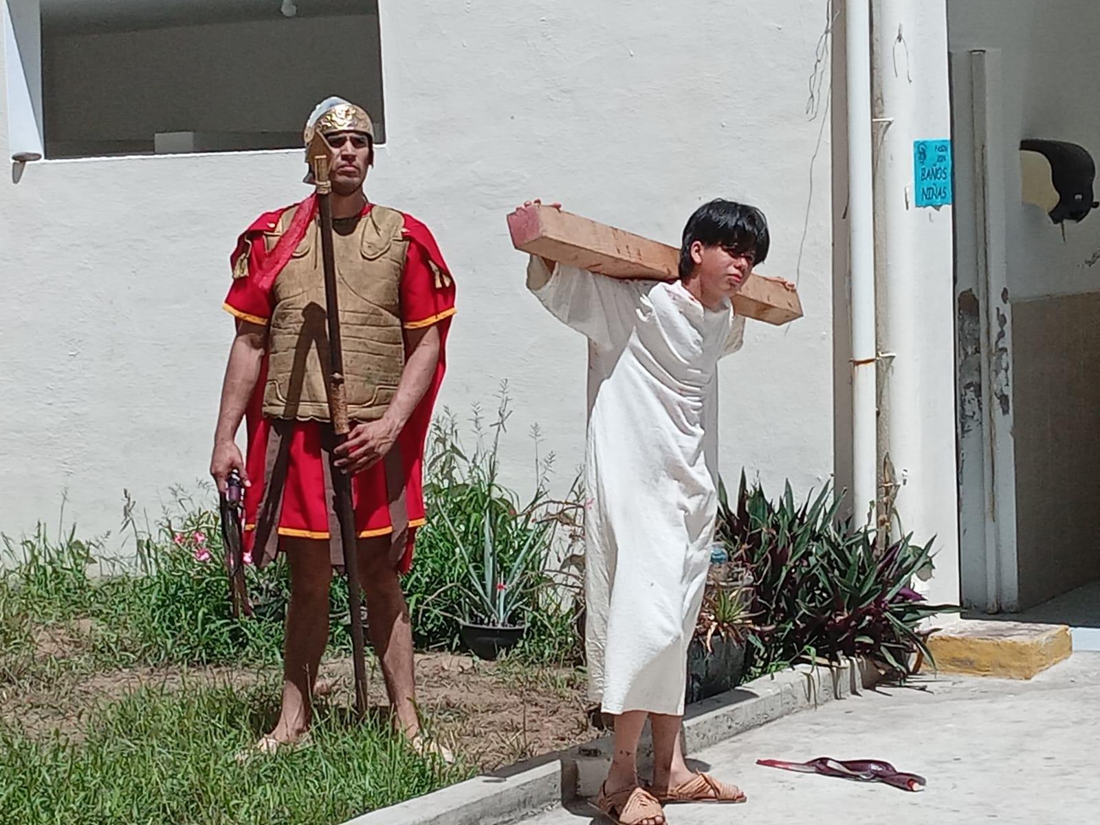 $!Mazatlecos y turistas atestiguan el Viacrucis Viviente en calles del Centro de puerto