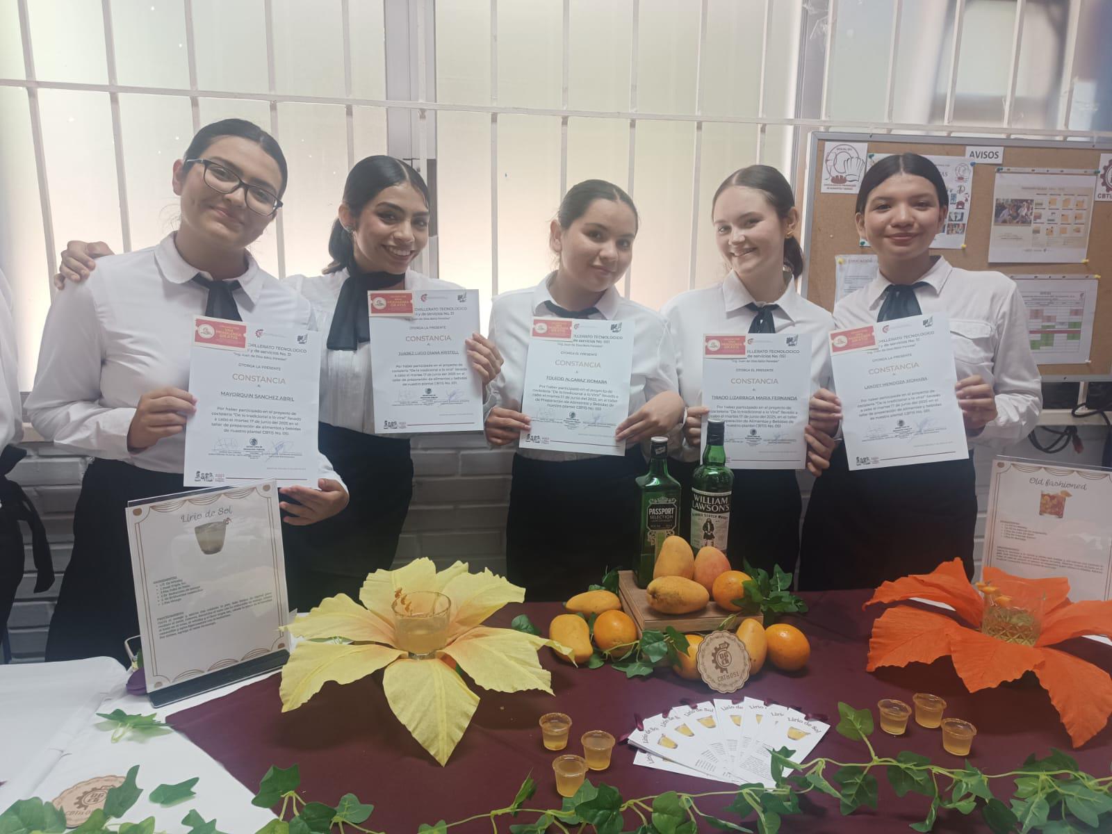 $!Triunfa equipo 10 ‘Pink Sunrise’ en concurso de coctelería en Cbtis 51