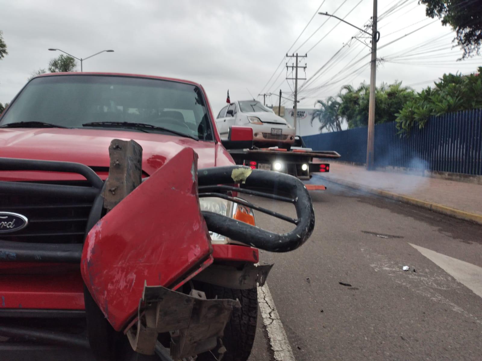 $!Un conductor sale herido en una carambola, por el bulevar Pedro Infante, en Culiacán