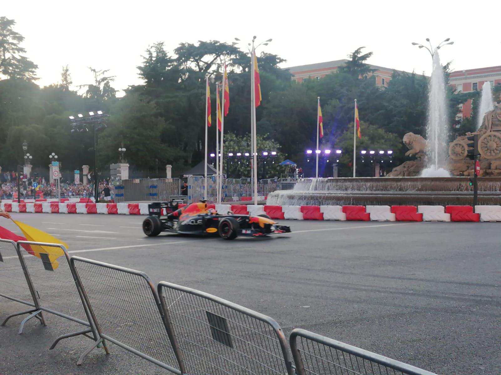 $!‘Checo’ Pérez hizo rugir su Red Bull por el centro de Madrid