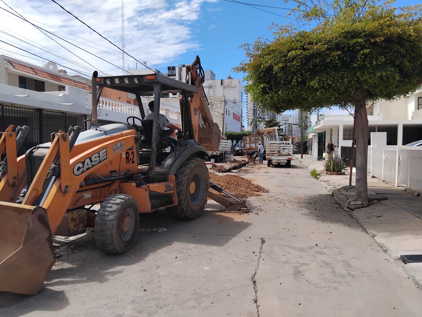 $!Trabaja Jumapam en busca de reparar fuga de aguas negras en Fraccionamiento Campo Bello, en Mazatlán