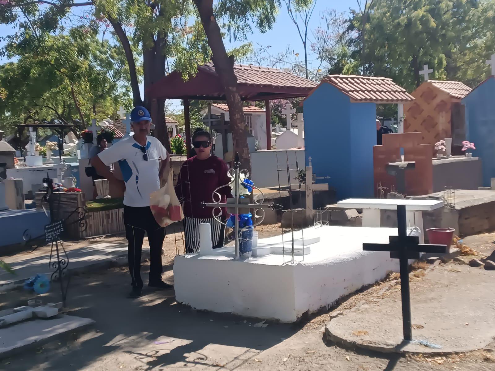 $!Rocío y su familia recorren cientos de kilómetros para honrar a su madre en Mazatlán