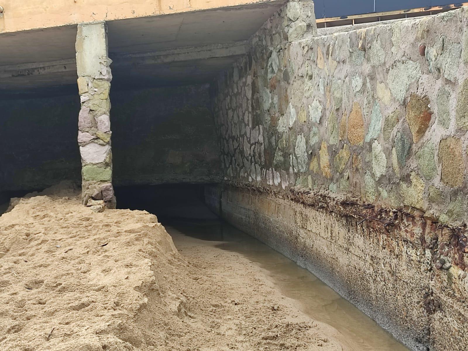 $!Persiste el escurrimiento de agua en el dren de Olas Altas, en Mazatlán
