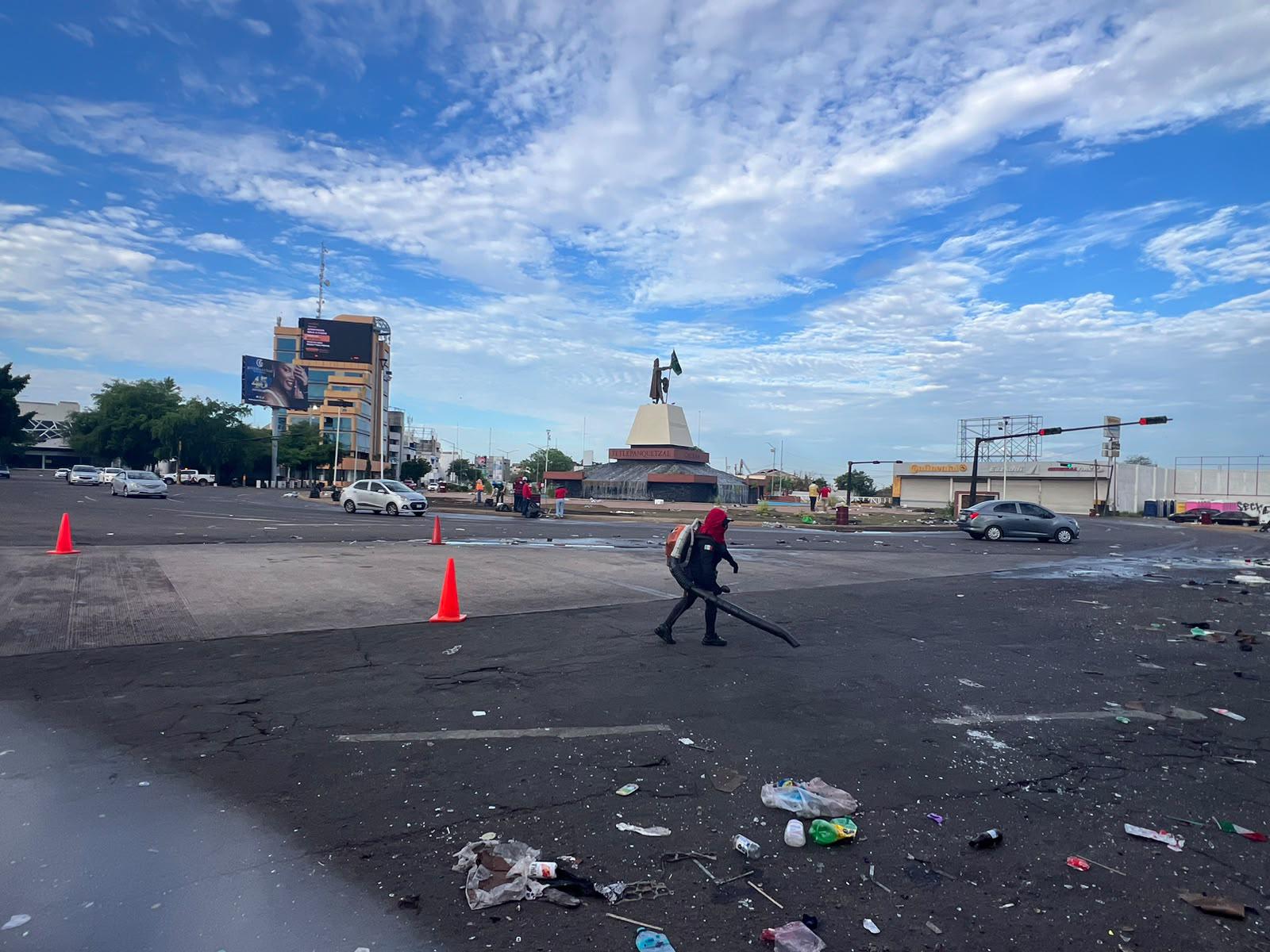 $!Retiran 6 toneladas de basura de la Glorieta ‘La Canasta’, en Culiacán, tras festejos de aficionados