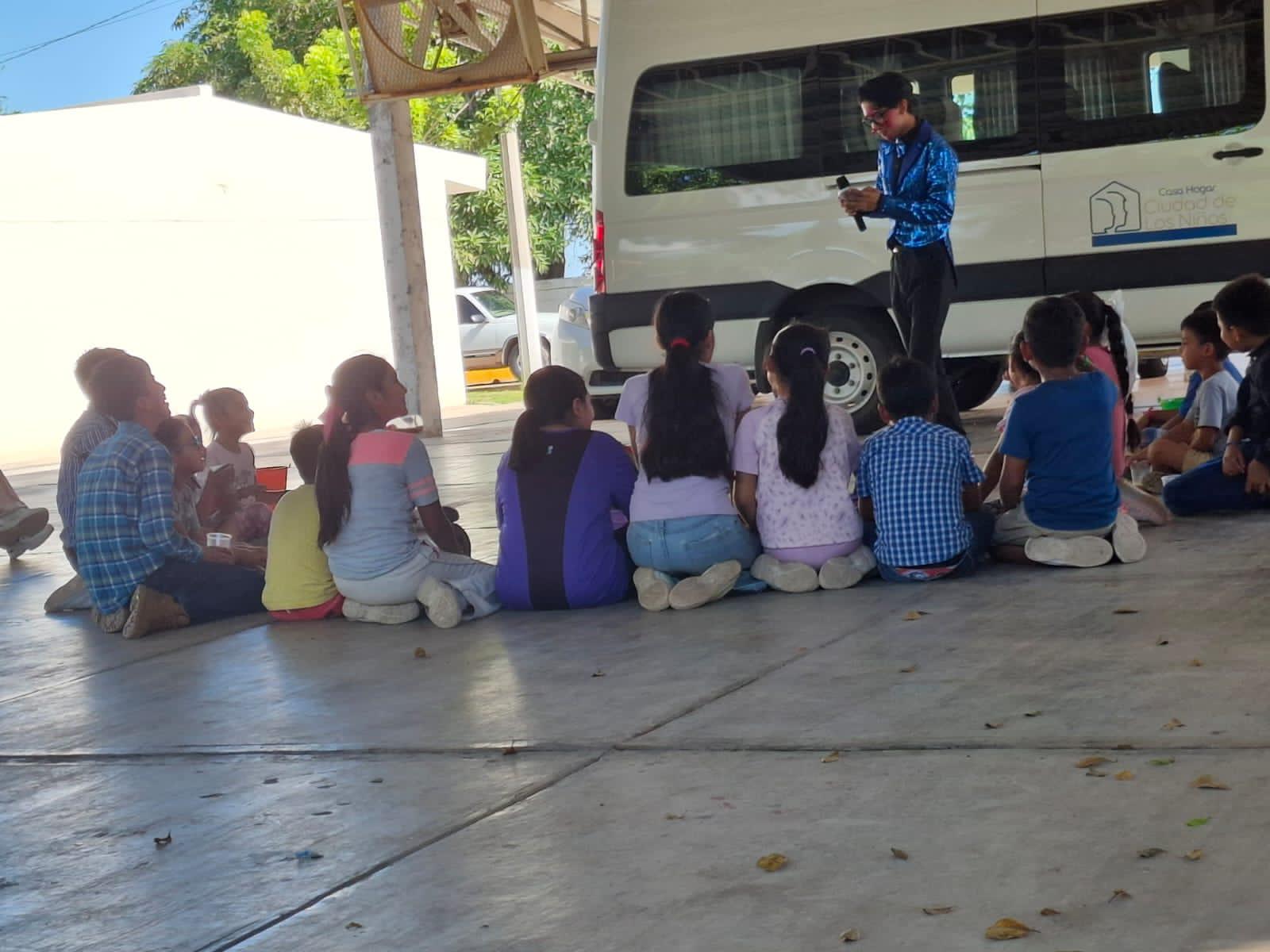 $!Vanesa enseña a niños de las costas de Navolato a cuidar de las especies del mar