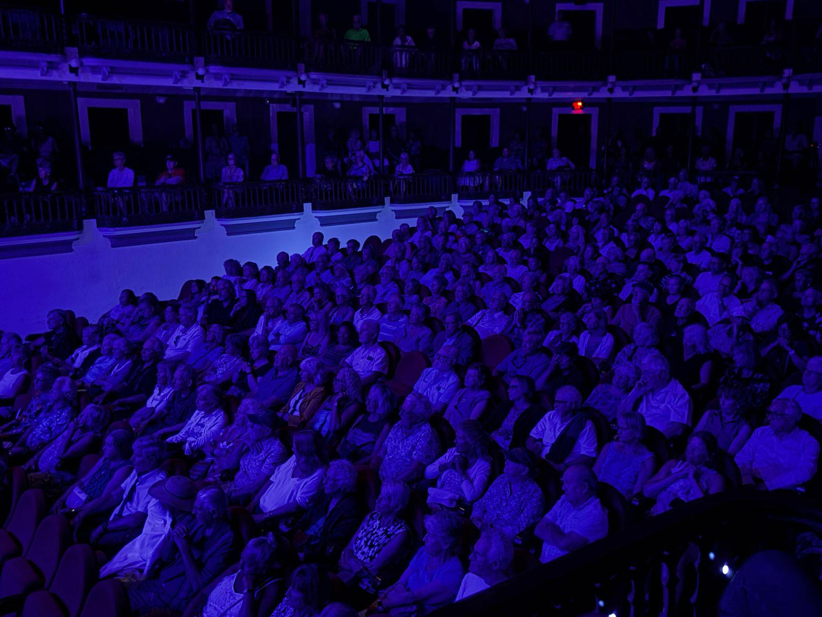 $!El legendario músico estadounidense interactuó con el público, quien respondió con aplausos y entusiasmo en el Teatro Ángela Peralta.