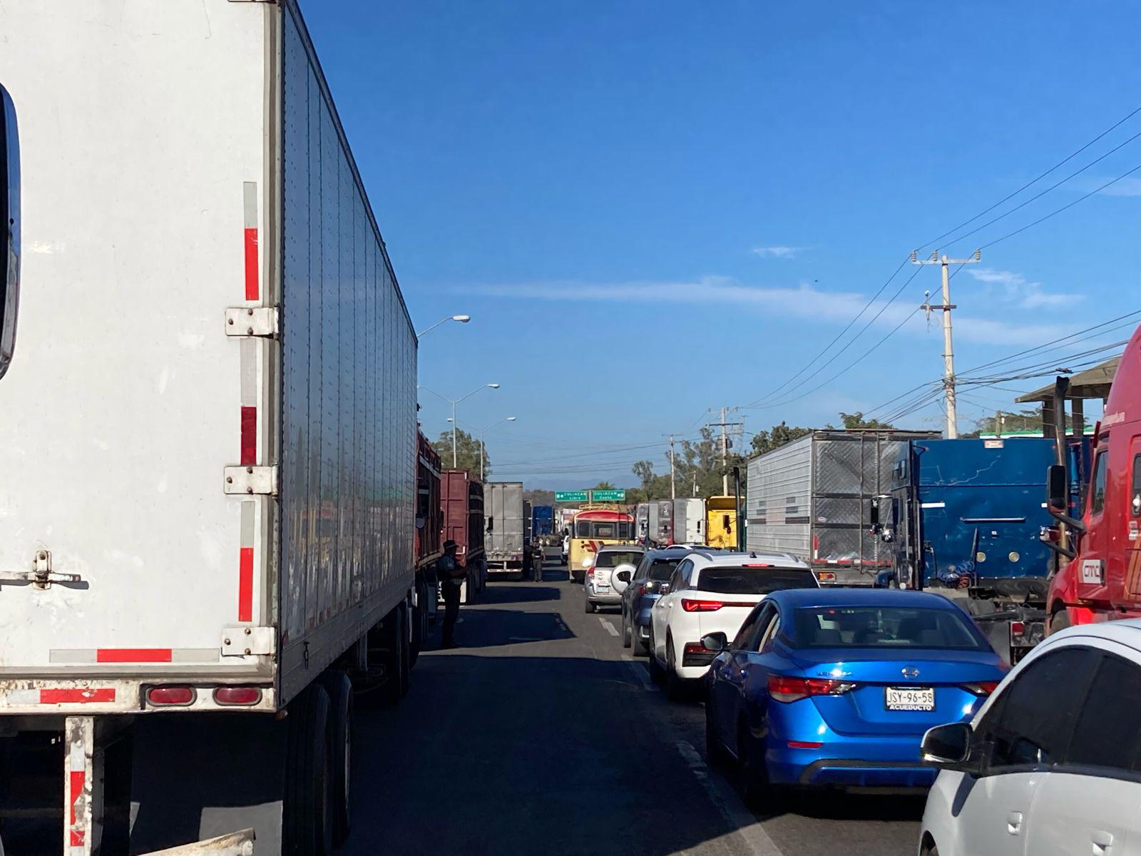 $!Traileros se manifiestan en Mazatlán por inseguridad en carreteras