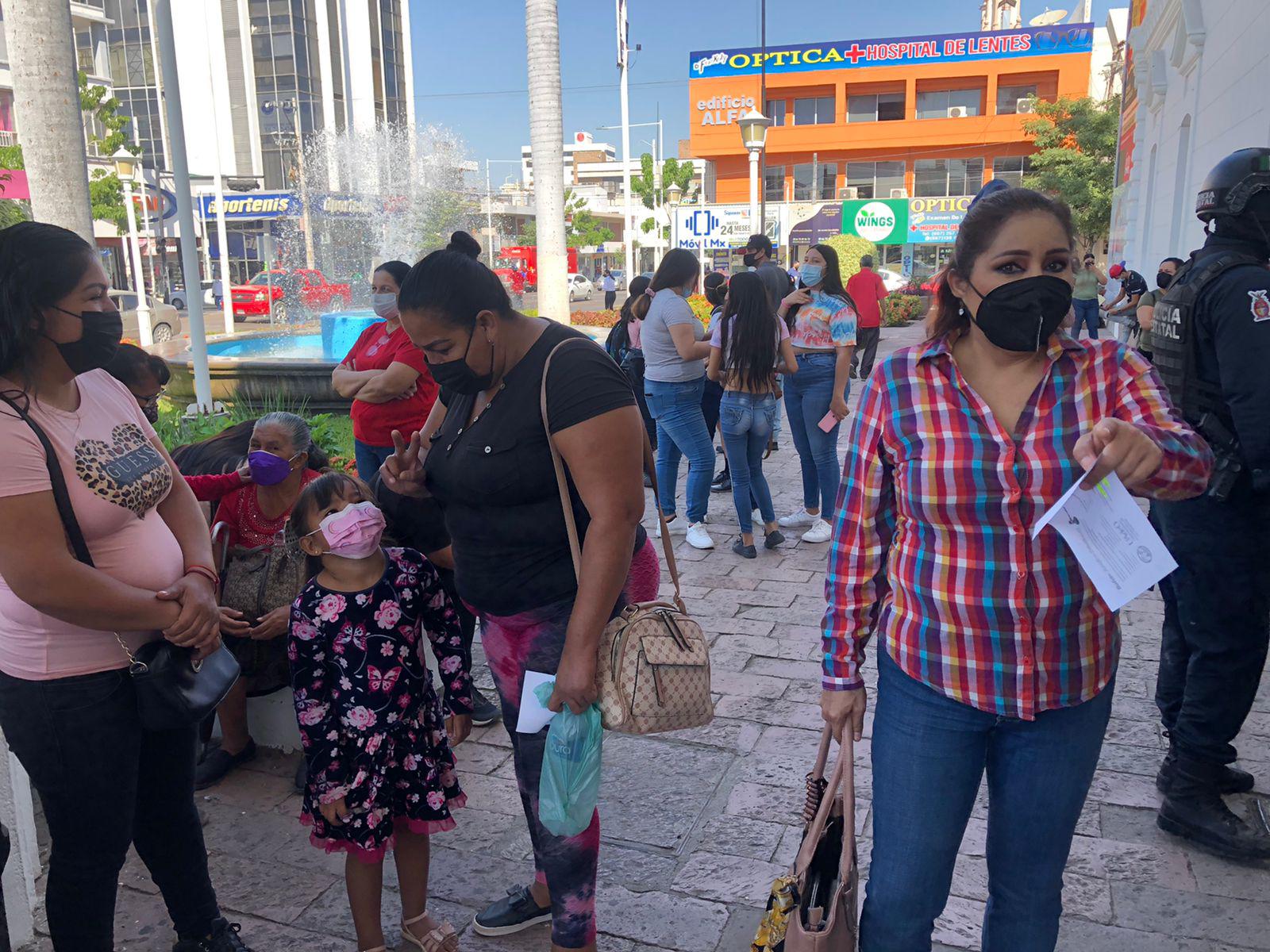 $!Integrantes del Movimiento Antorchista se reúnen a las afueras del Ayuntamiento de Culiacán para entregar peticiones al Alcalde
