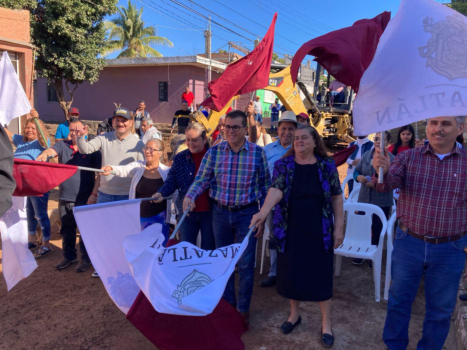 $!¡Por fin tendrán pavimento! rehabilitarán calle en la Flores Magón