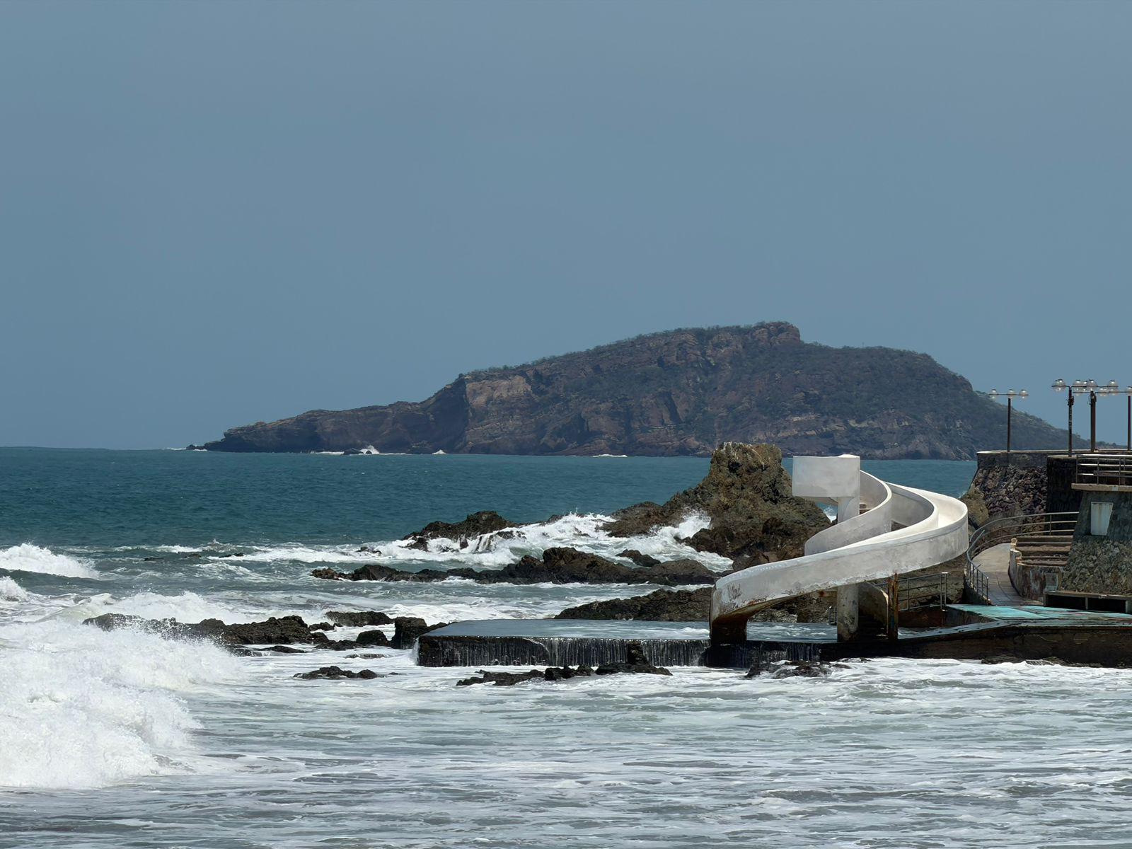 $!Continúa mar de fondo en Mazatlán y podría extenderse hasta el fin de semana
