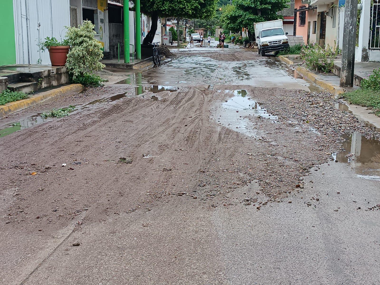$!Vecinos de Chametla reportan que las lluvias llenaron calles de tierra y piedras