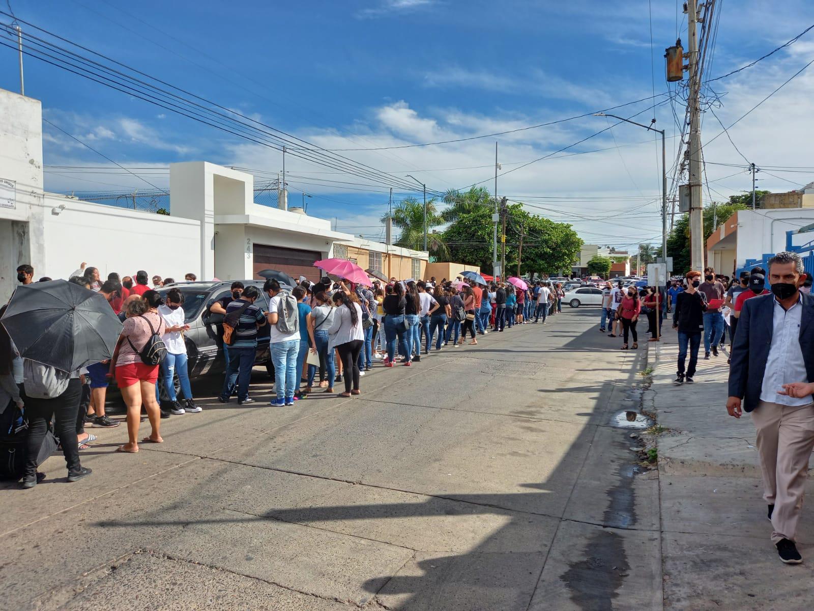 $!En Culiacán se triplica la fila de vacunación Covid y termina a una calle del bulevar Ciudades Hermanas