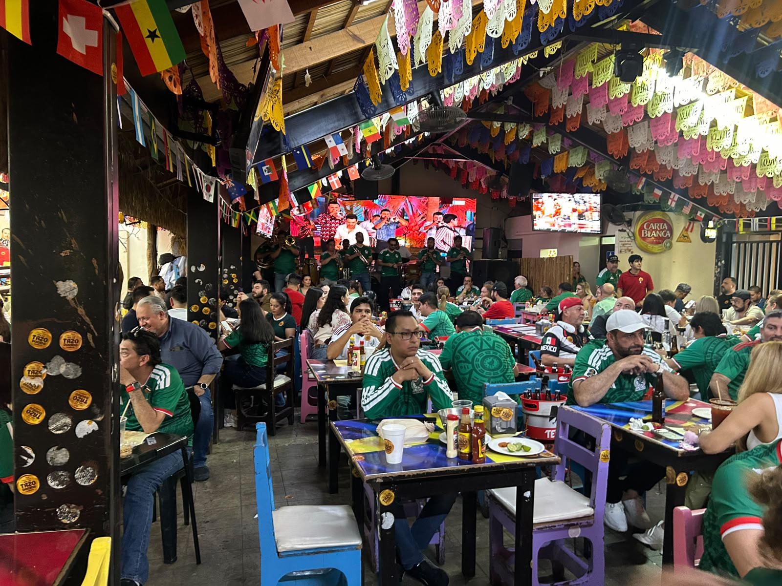 $!Bares del Centro de Culiacán llenos por partido de México vs Inglaterra en el Mundial