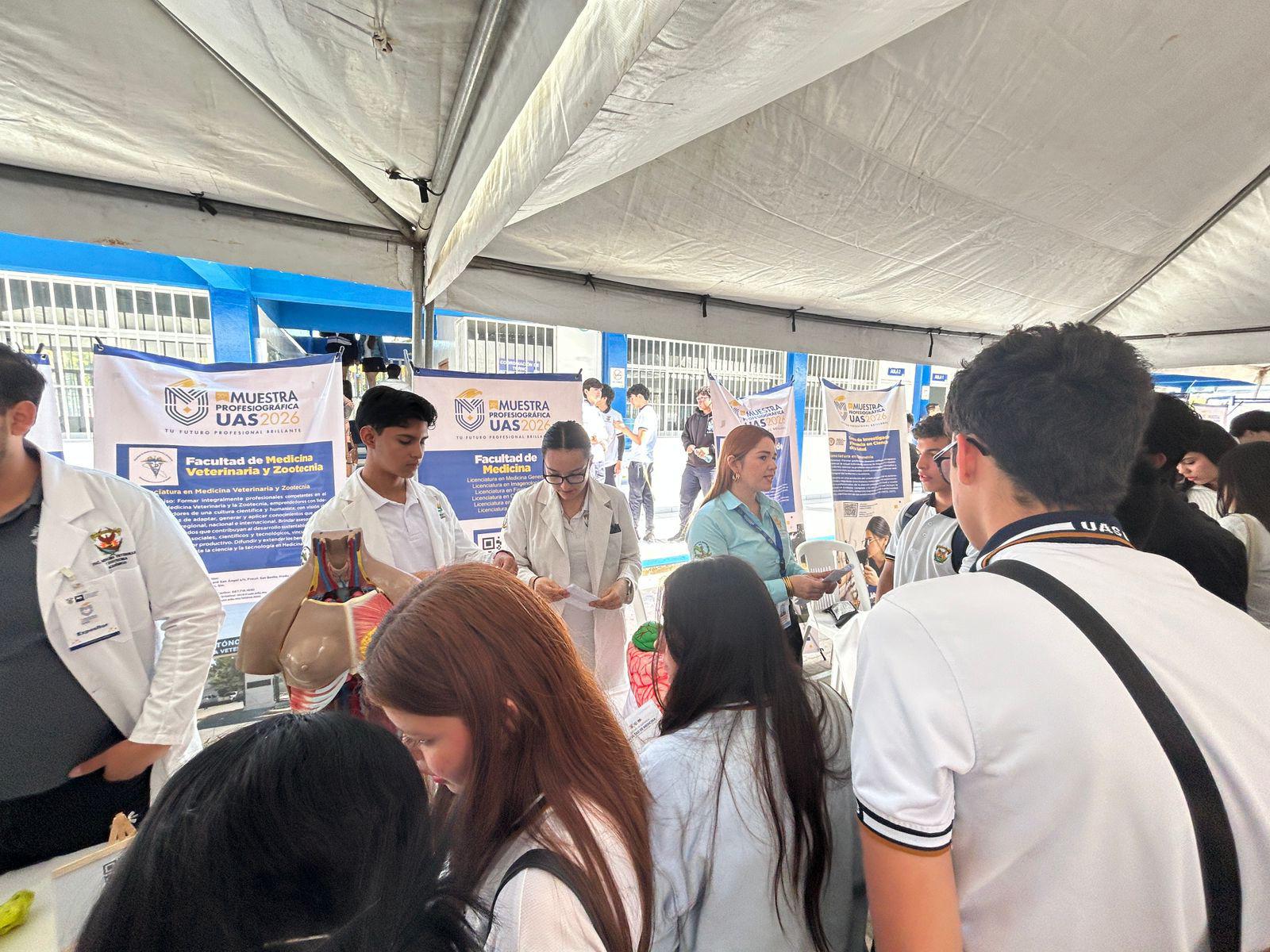 $!Acerca UAS sus licenciaturas a jóvenes de preparatoria en Mazatlán