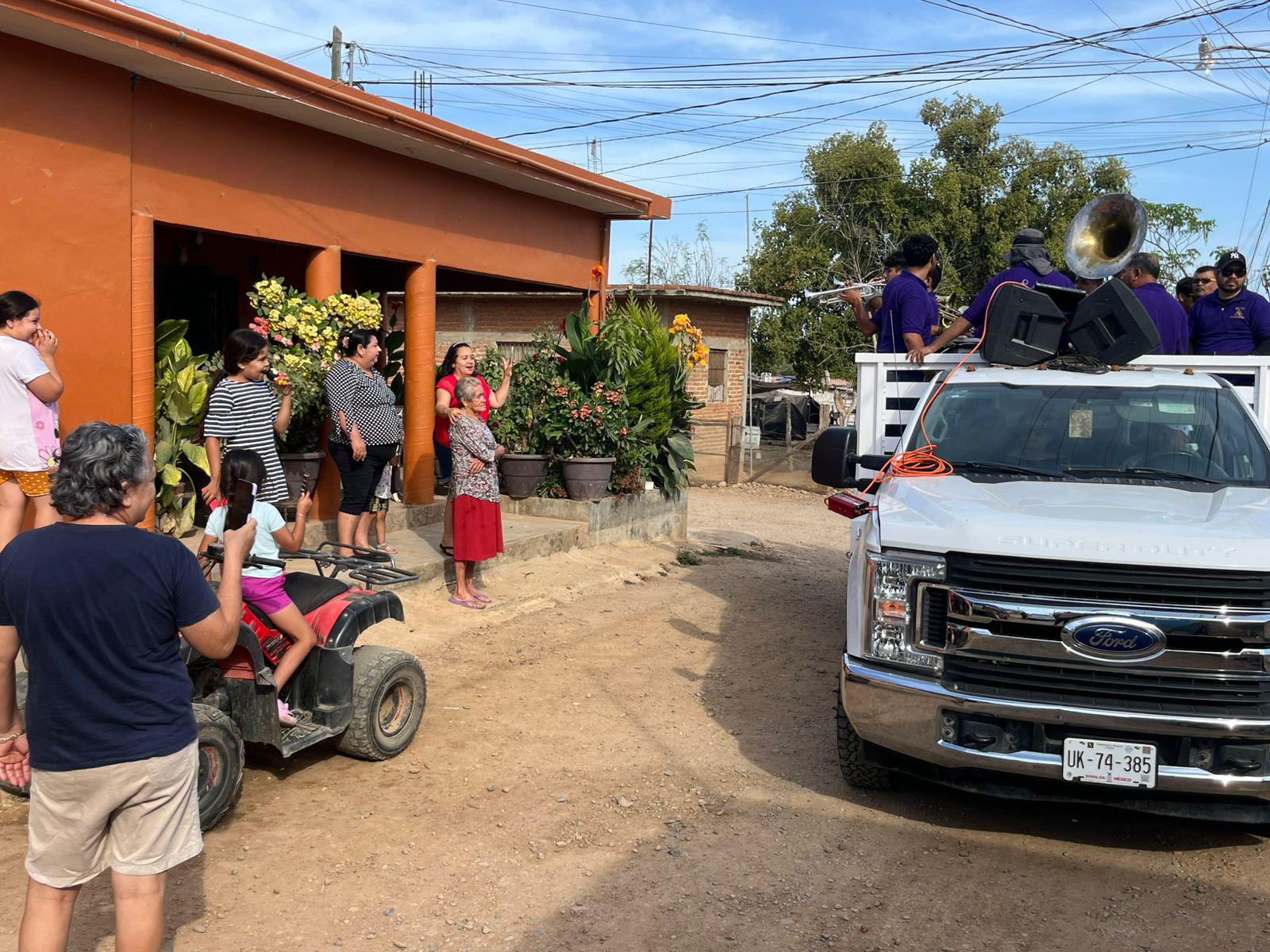 $!Con banda sinaloense, llevan Las mañanitas a mamás de Rosario