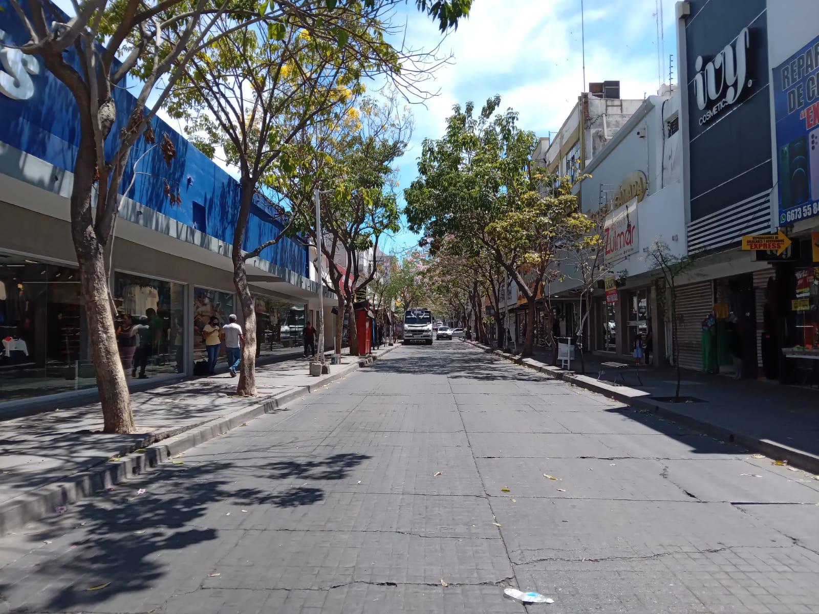$!Calles de Culiacán lucen semivacías en Domingo de Pascua