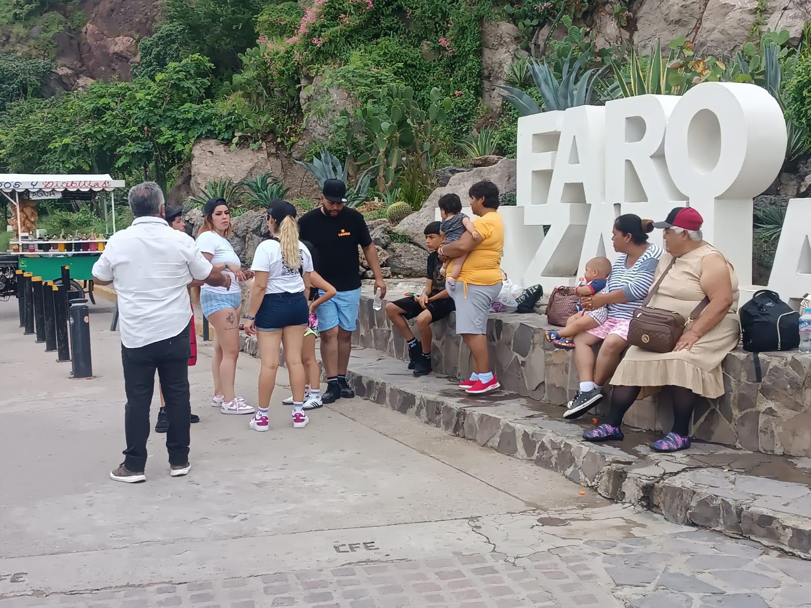 $!Turistas disfrutan de una mañana nublada en el Faro de Mazatlán