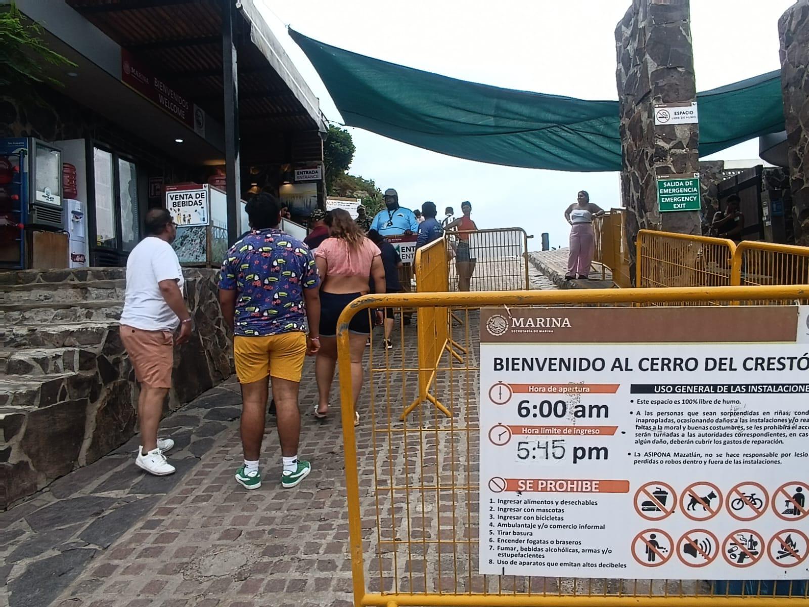 $!Turistas disfrutan de una mañana nublada en el Faro de Mazatlán