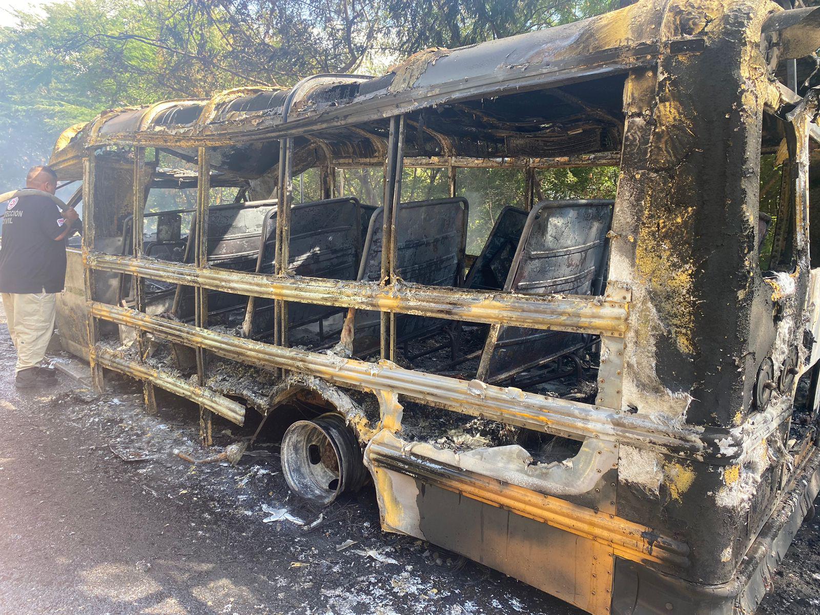 $!Autobús de transporte de personal se incendia en la Supercarretera Durango–Mazatlán