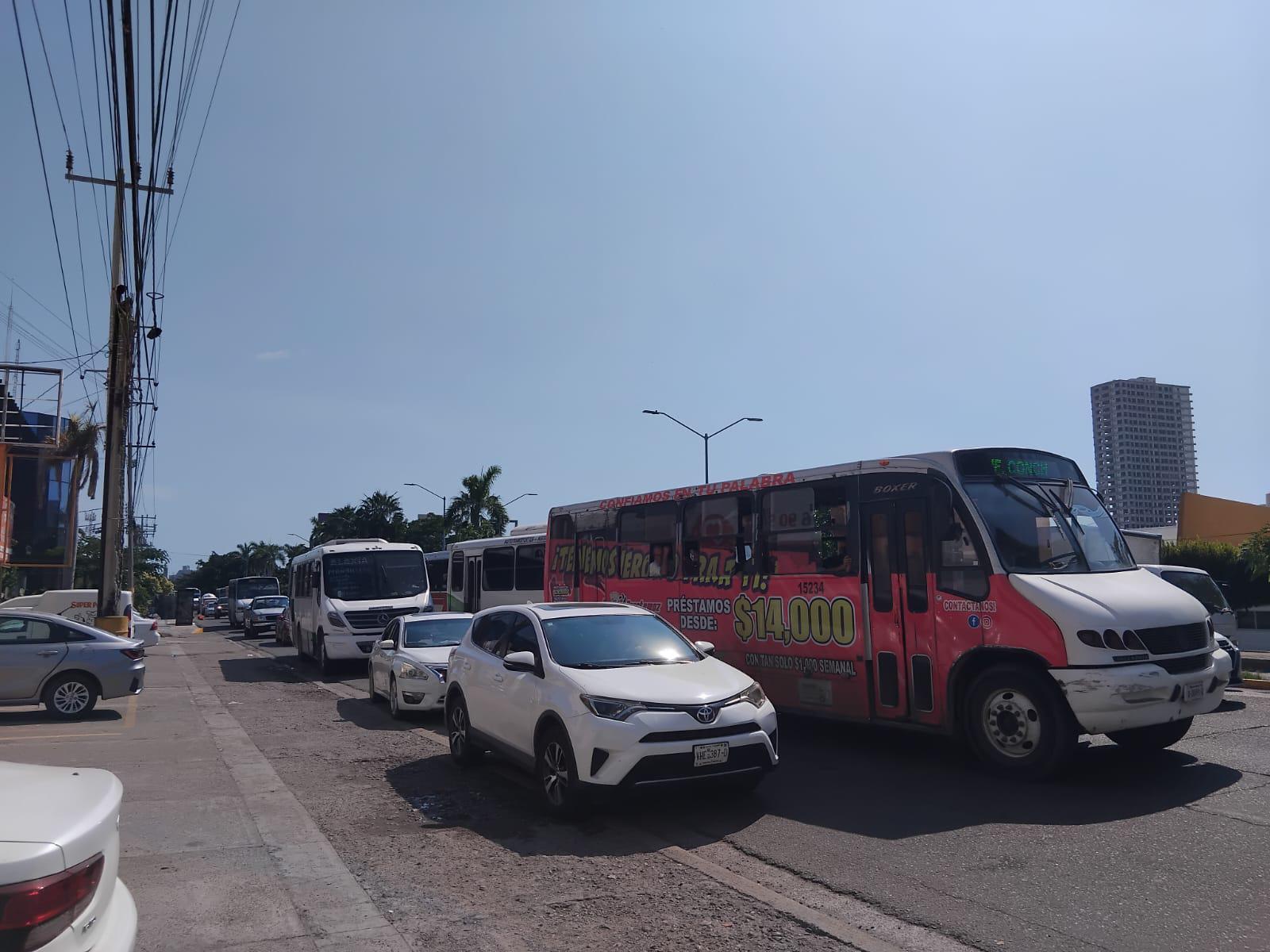 $!Genera fuerte congestionamiento vehicular retén militar en Avenida Ejército Mexicano, en Mazatlán