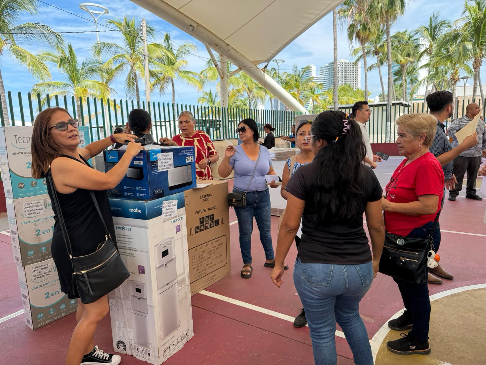 $!Apoyan a 148 familias para mejorar sus hogares con programa Peso a Peso, en Mazatlán