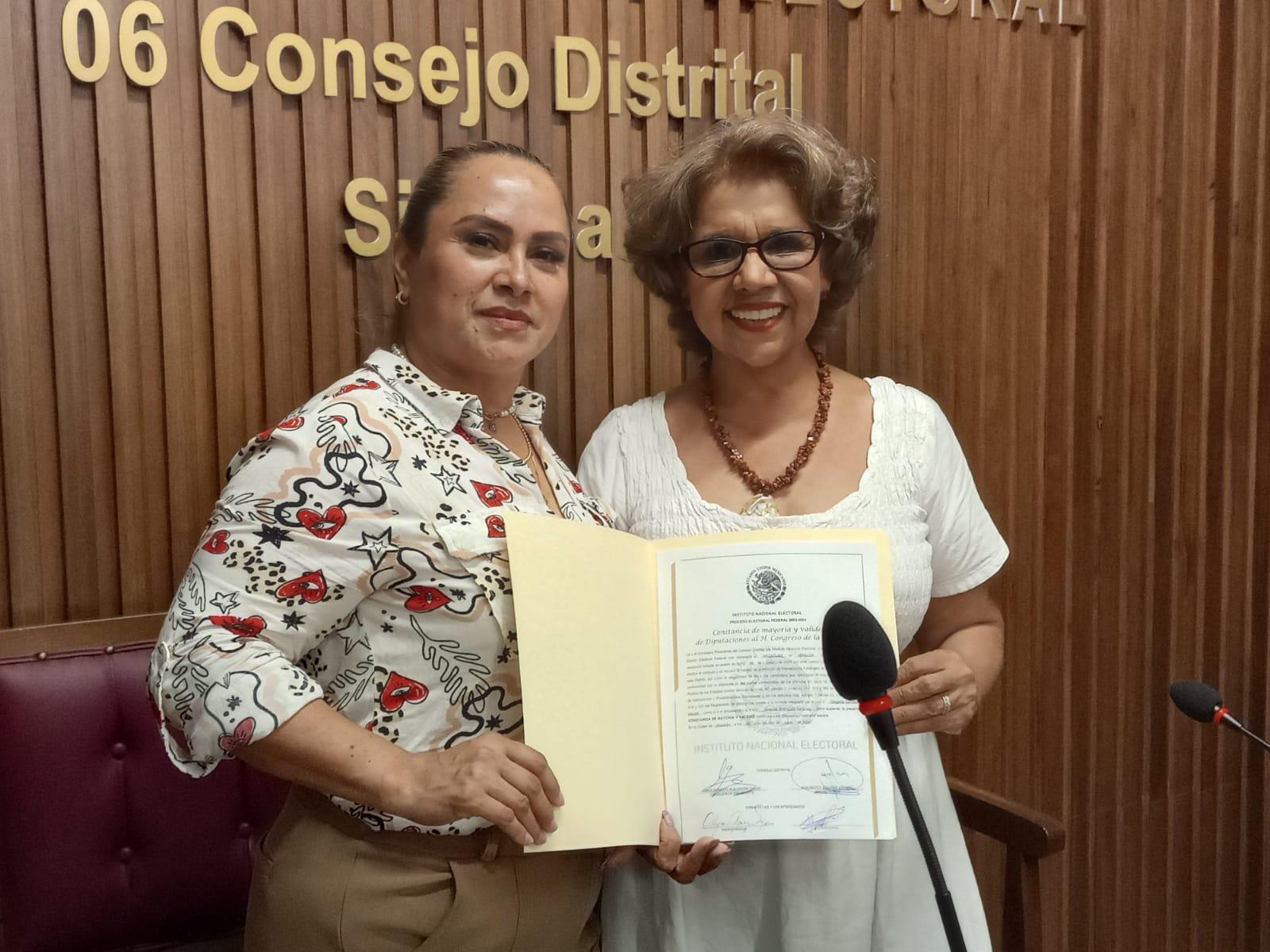 $!Recibe Olegaria Carrazco constancia como Diputada federal por el Distrito 06; es el tercer periodo consecutivo