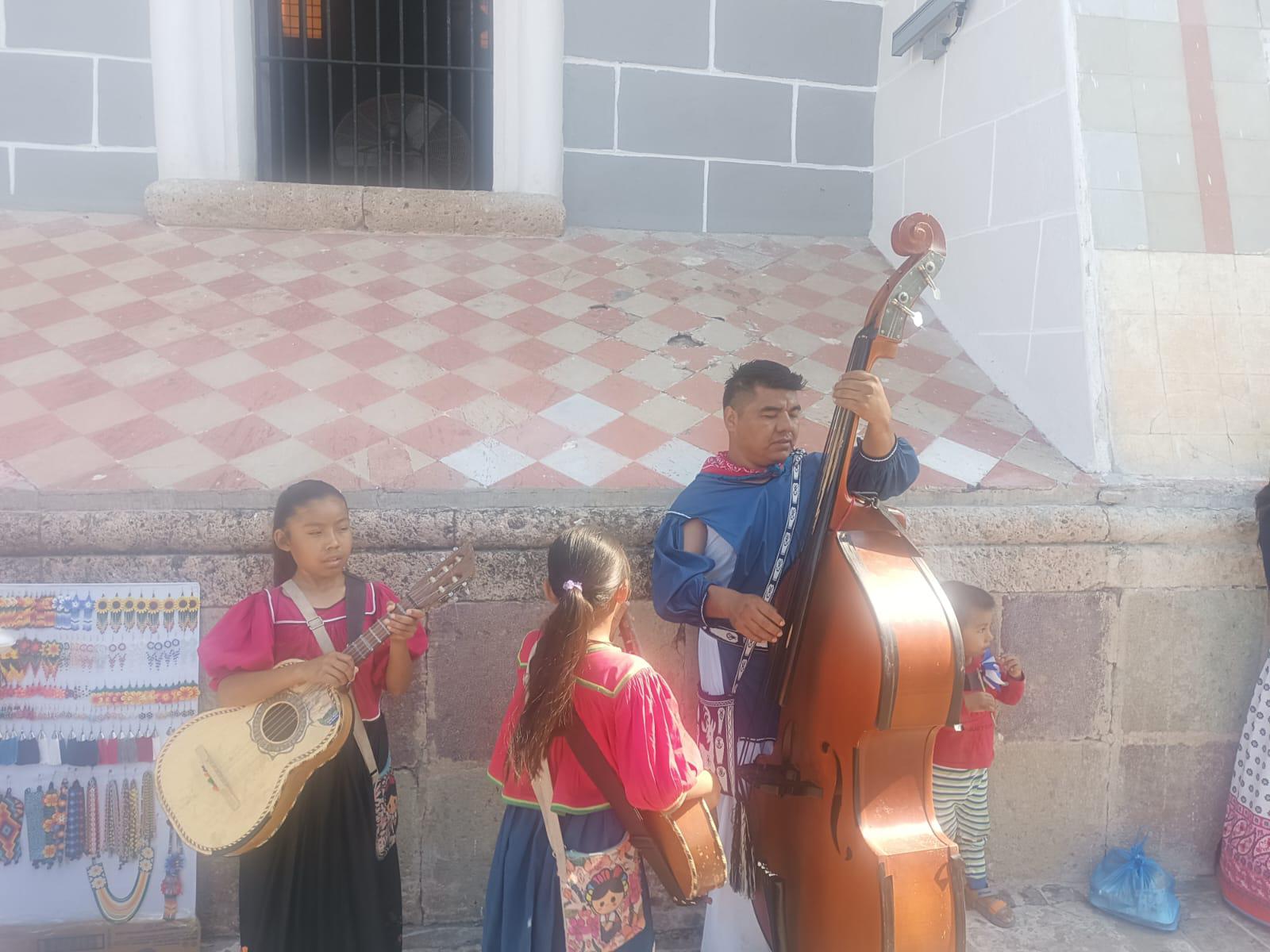 $!Familia huichol llega a Mazatlán en busca de suerte, compartiendo su música y tradiciones