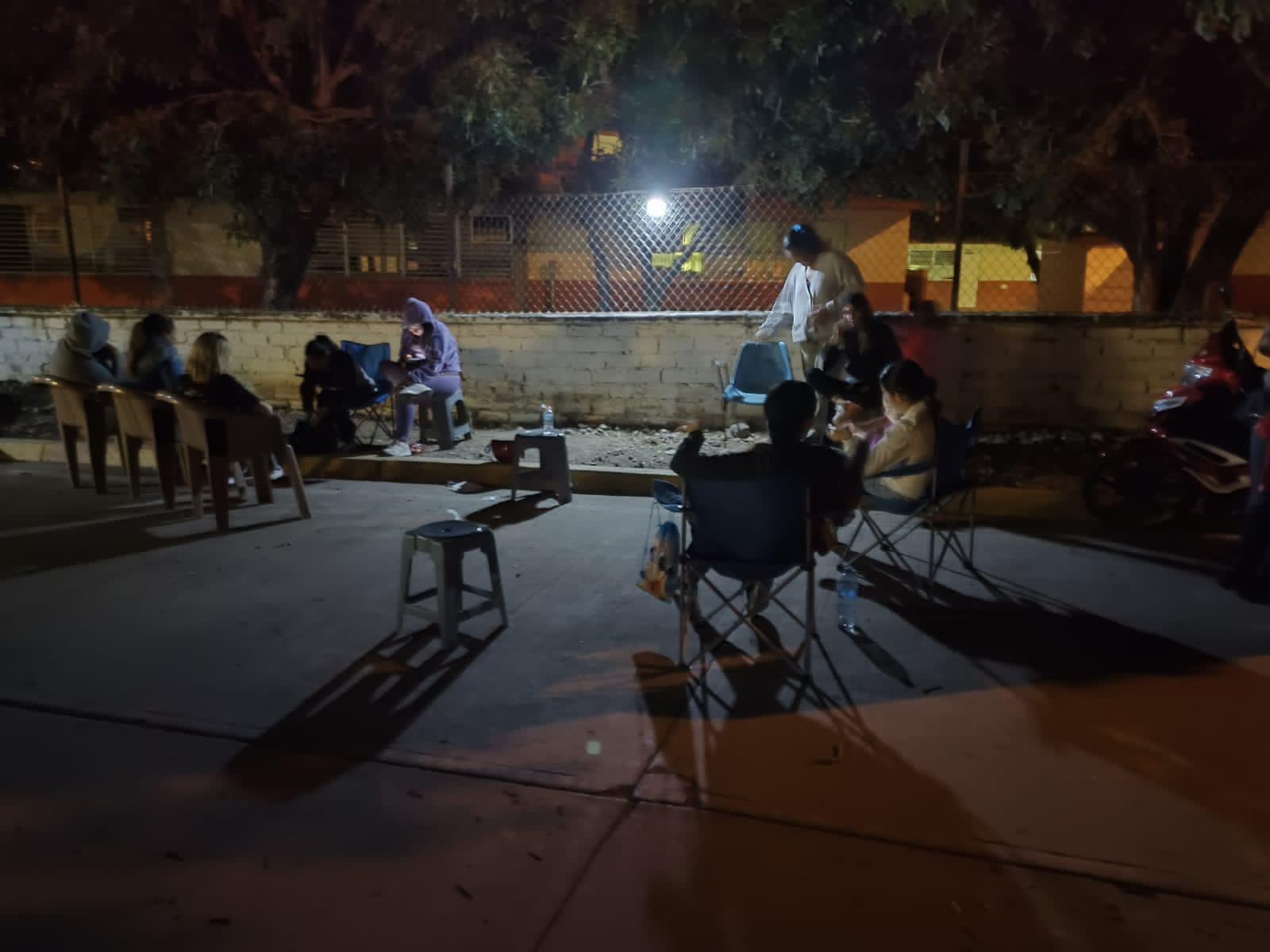 $!Padres de familia liberan jardín de niños tomado en Rosario