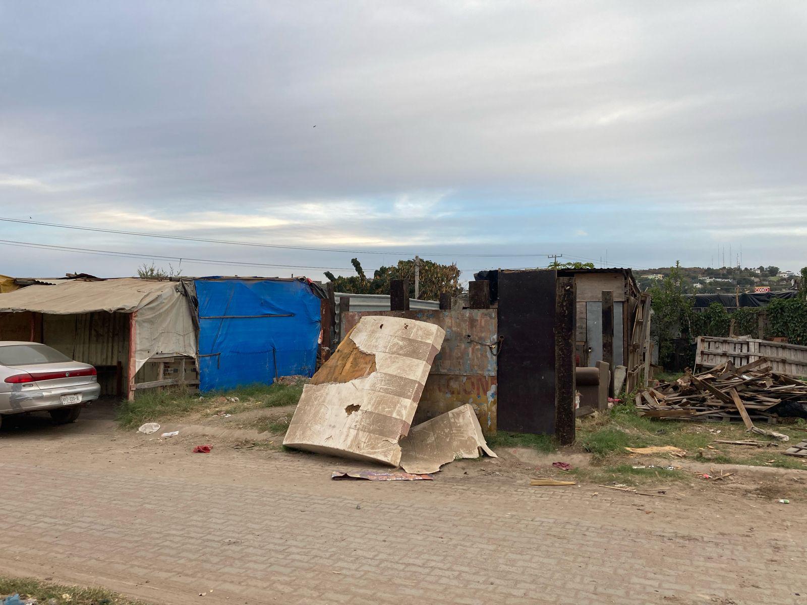 $!Demuelen viviendas en invasión de Bugambilias, en Mazatlán