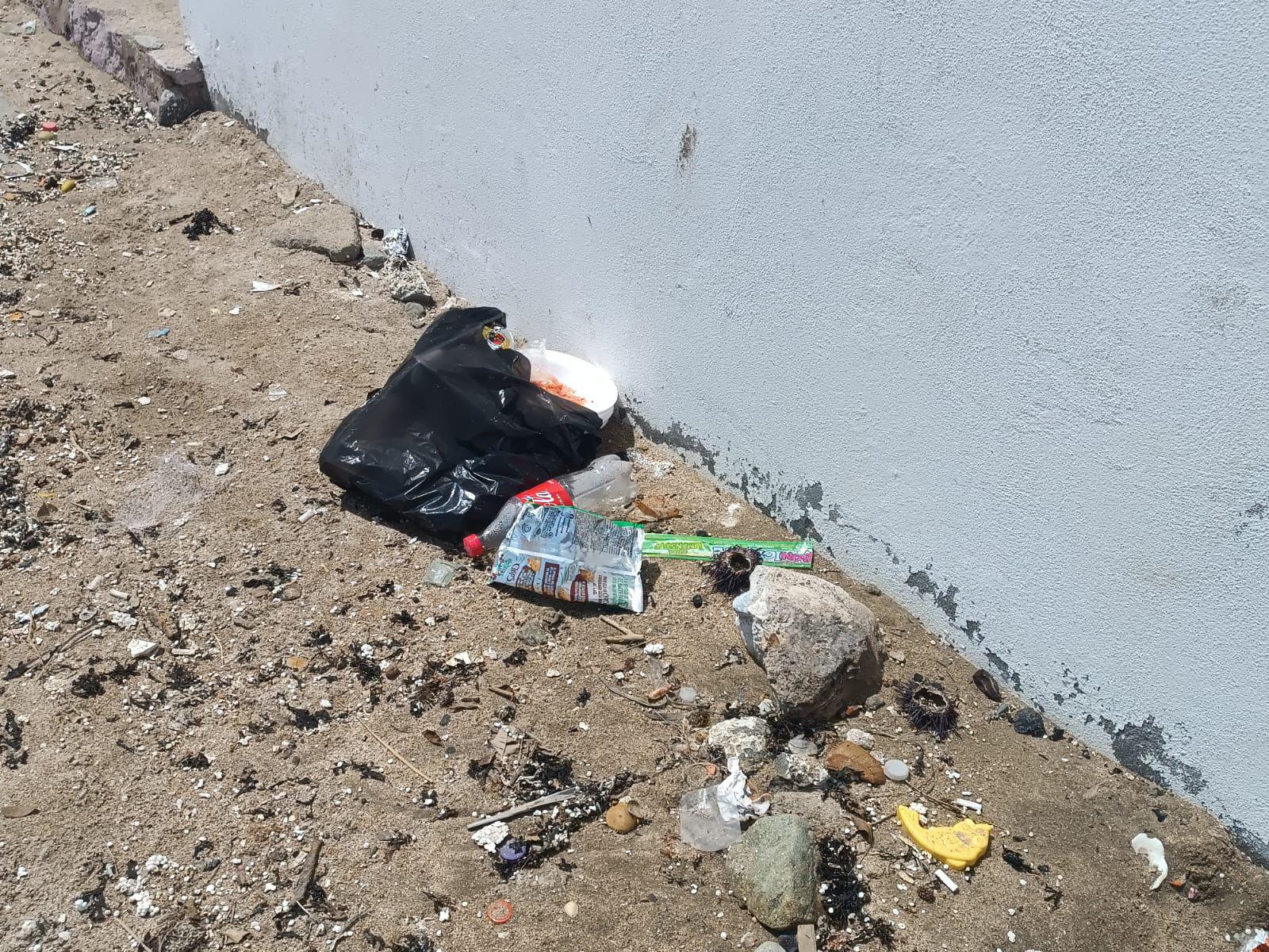 $!Tras la tormenta, Playa Pinitos regresa a la normalidad, pero aún sobresale la contaminación en la zona