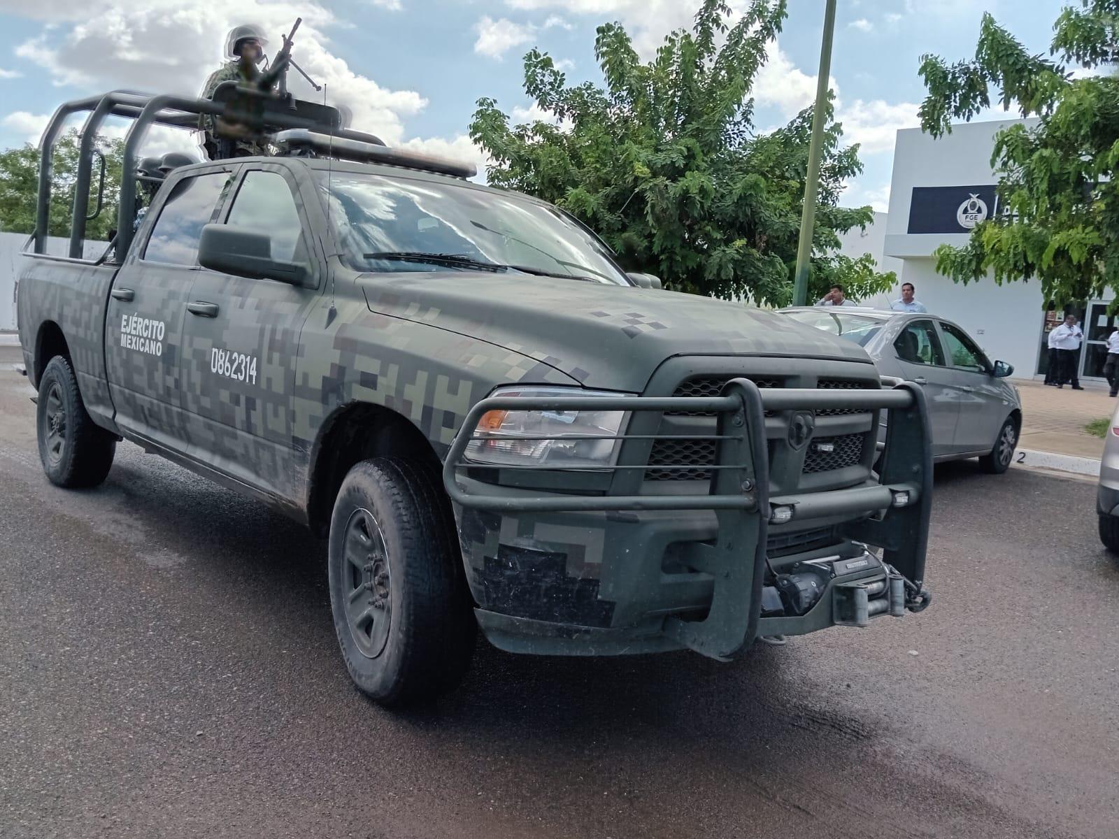 $!Arriban al Semefo de Culiacán cuerpos de militares fallecidos en desplome de helicóptero