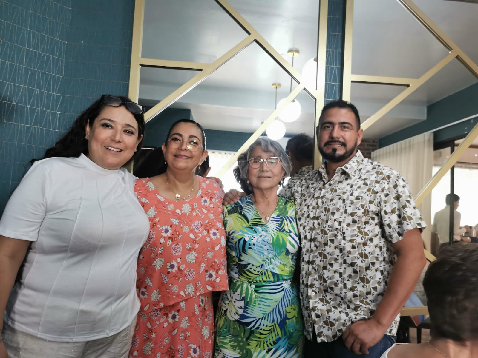 $!María de los Ángeles Beltrán con sus hijos Sedna, Itza y Benito de la Cruz Beltrán.