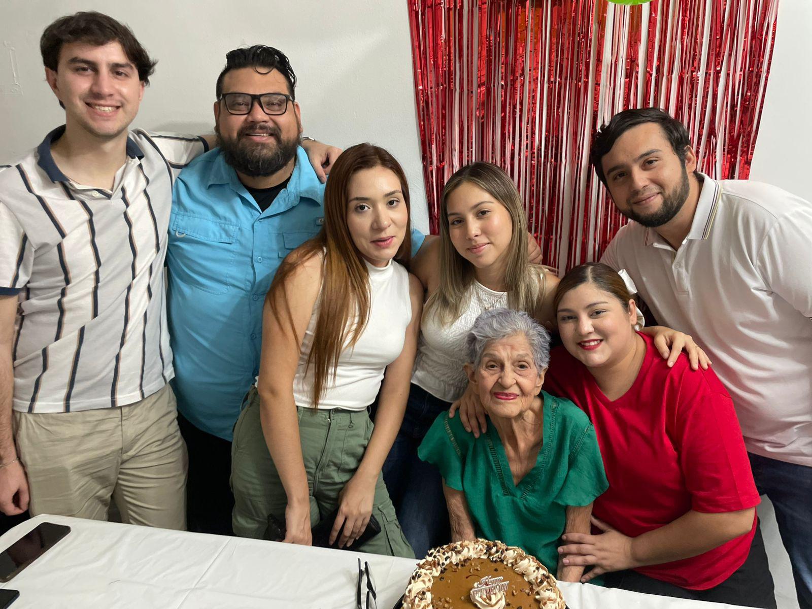 $!Con sus nietos Diana, Ana María, Christian, Luis, Victoria y David.