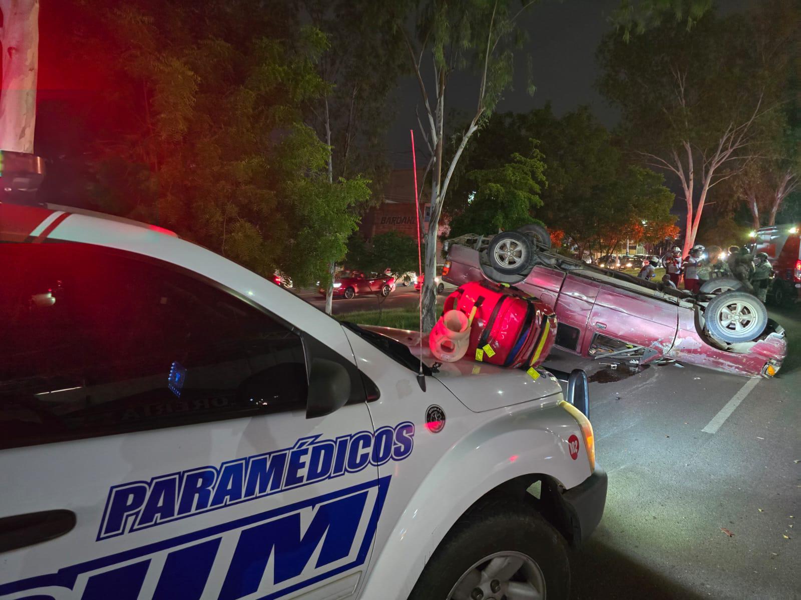 $!Volcadura deja tres heridos leves y colapsa tráfico por avenida Manuel Clouthier, en Culiacán