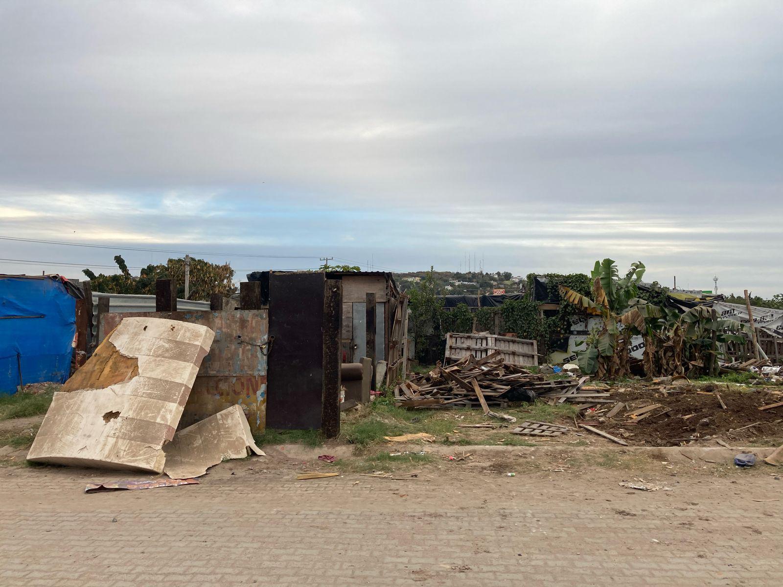 $!Demuelen viviendas en invasión de Bugambilias, en Mazatlán