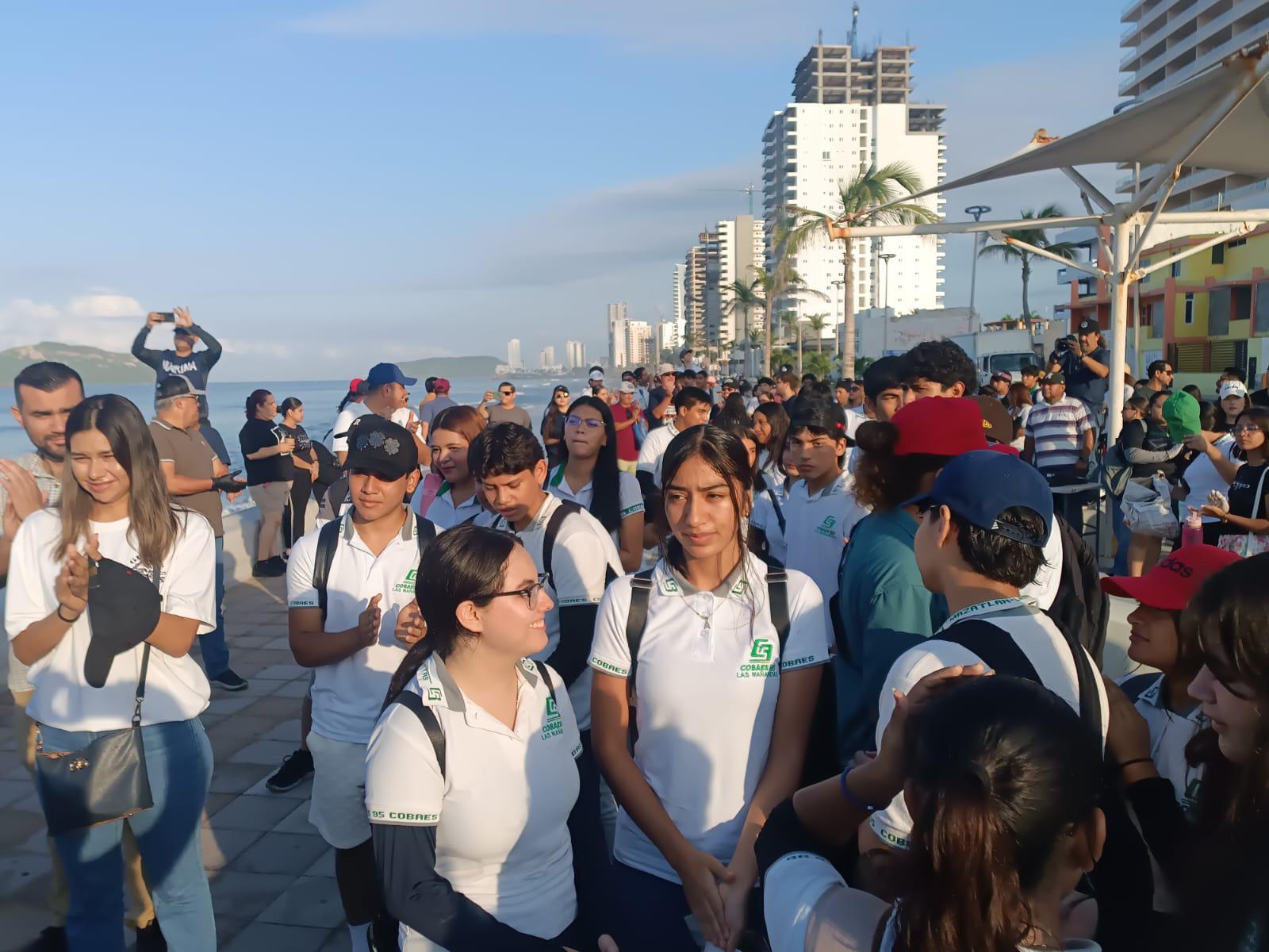 $!Estudiantes y voluntarios se suman a una nueva limpieza de playas en Mazatlán