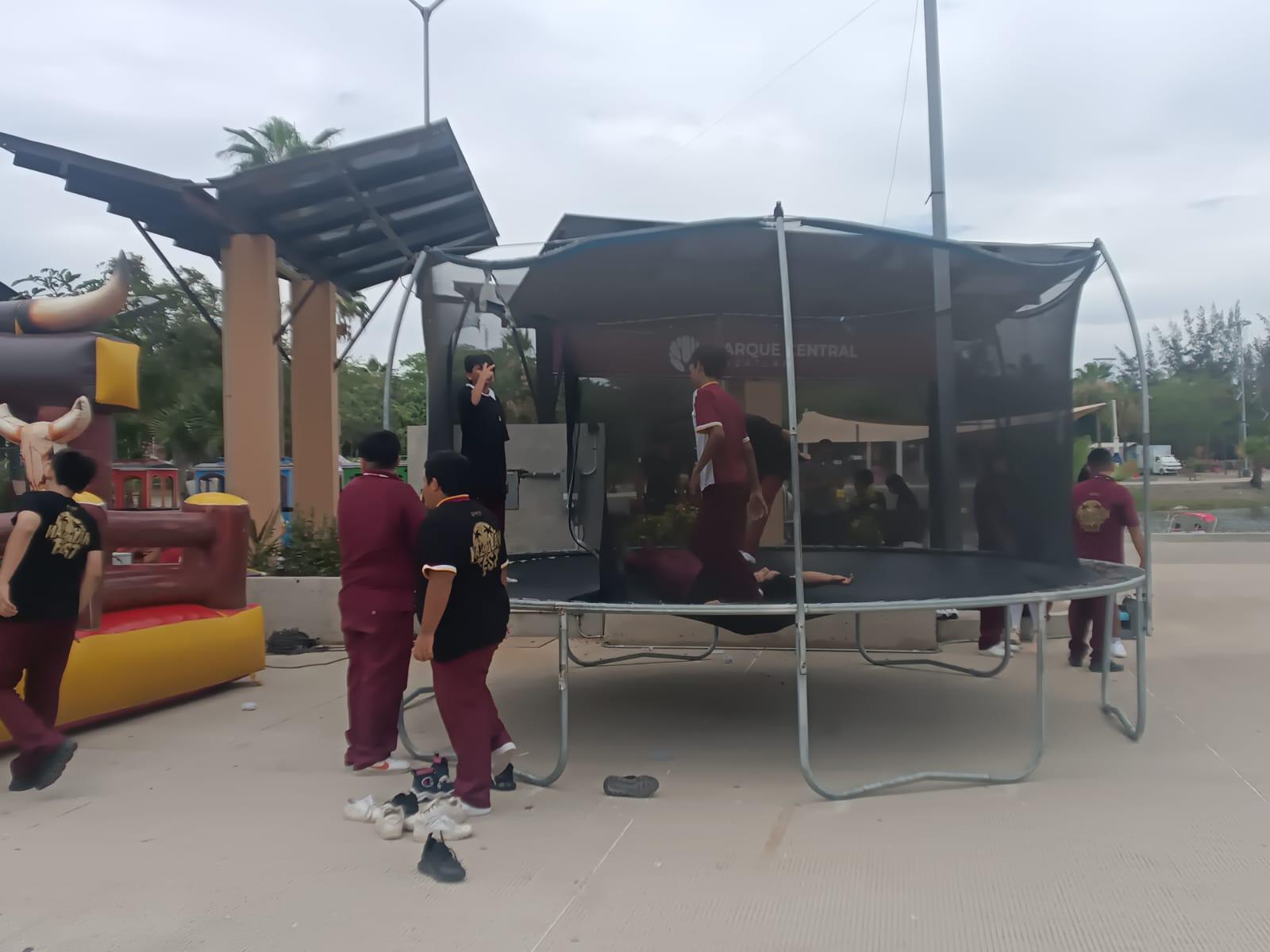 $!Disfrutan cientos de estudiantes de secundaria del ‘Mazatlán Fest’ en Parque Central