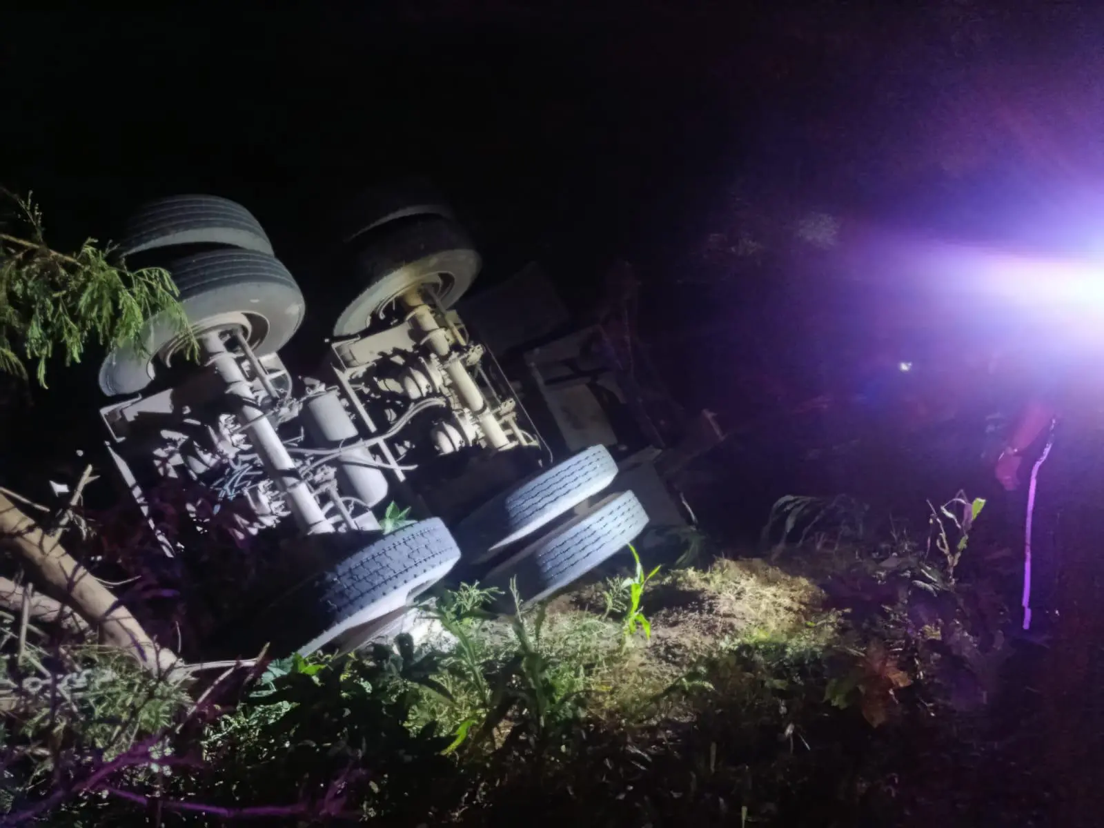 $!Se desprende cisterna con diésel de tracto camión y vuelca en la México 15, en Guasave